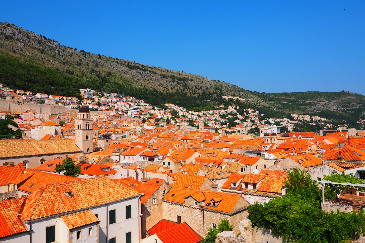 Pemandangan indah Dubrovnik dengan atap oranye dan pegunungan