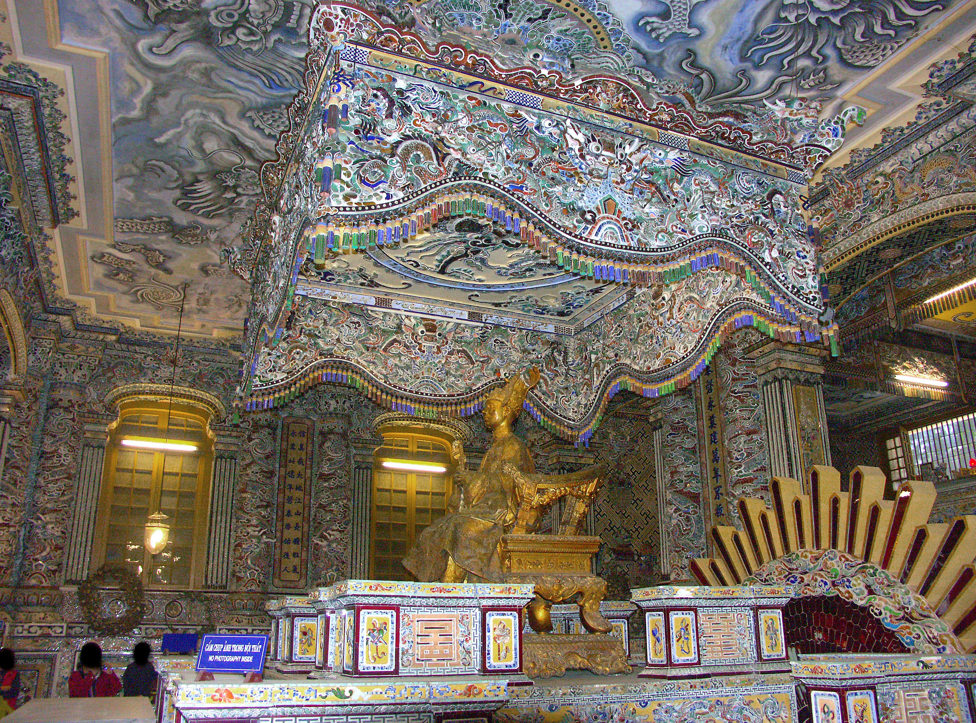 intérieur de temple richement décoré avec une statue dorée