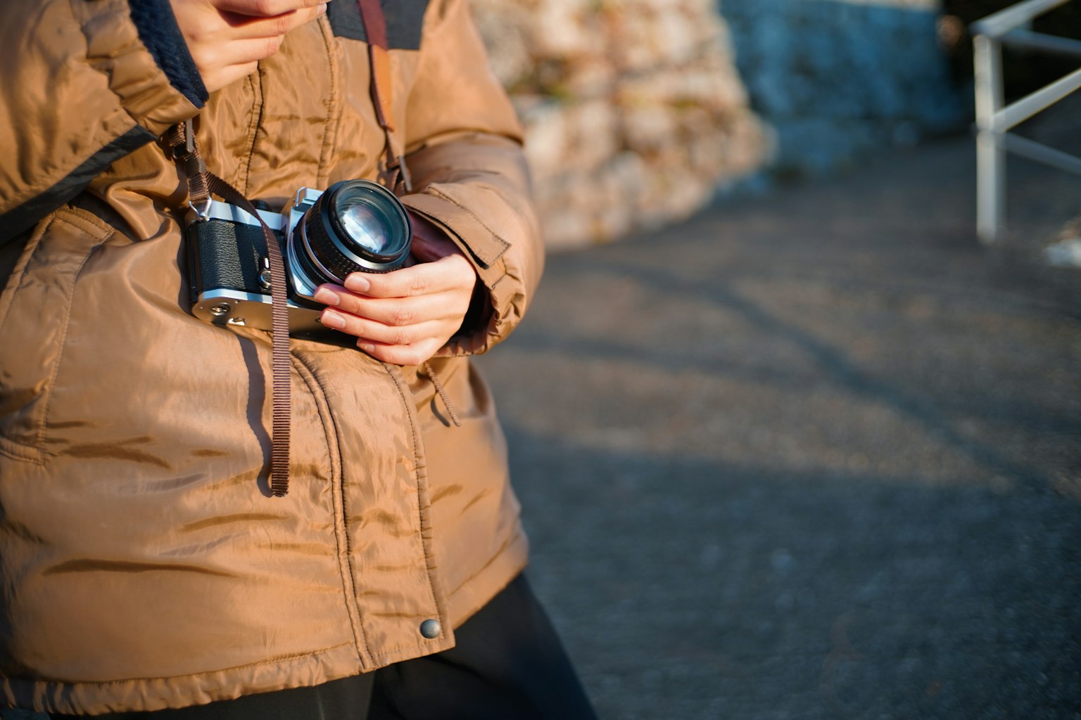 手持相机的穿着冬季外套的人