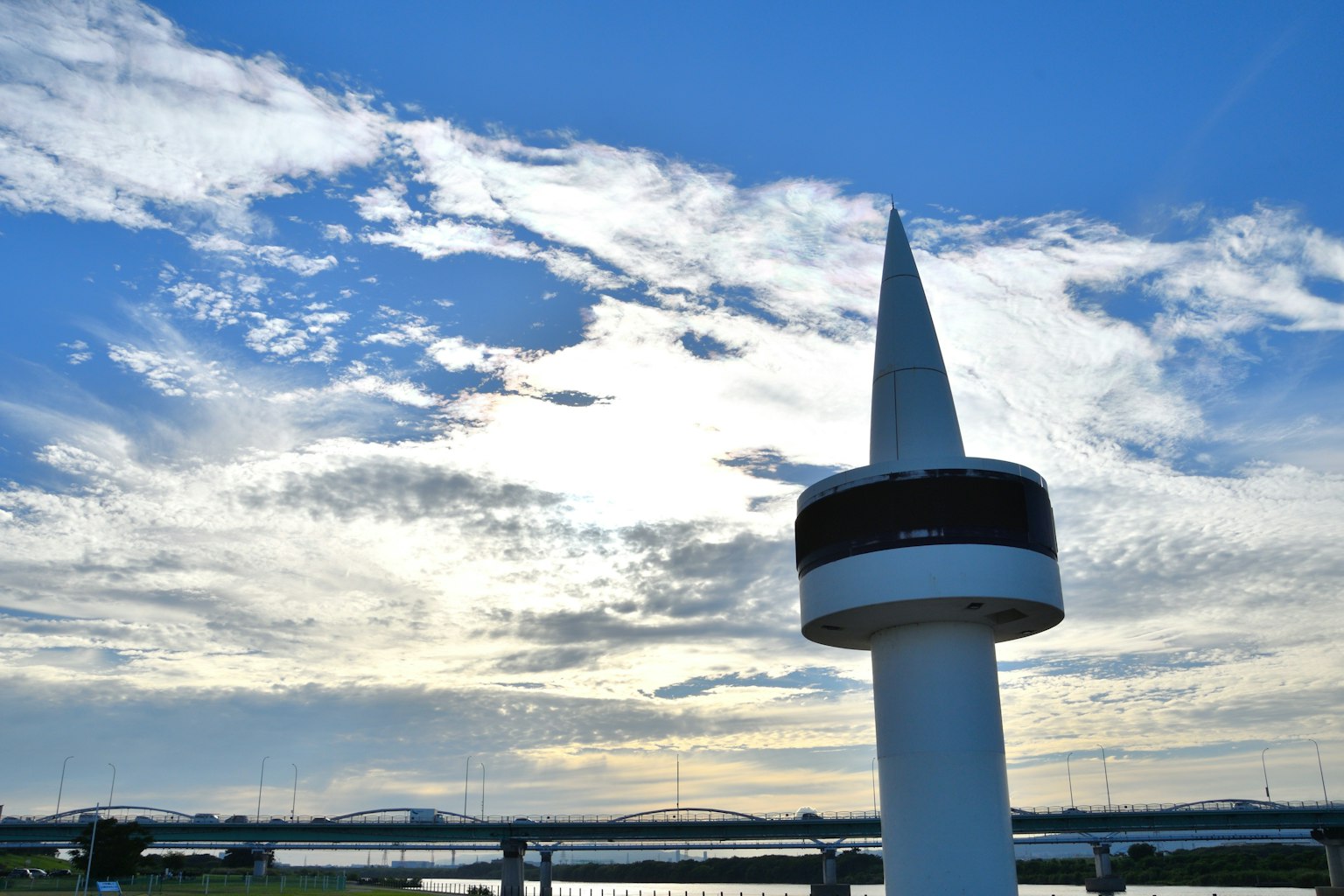 Menara putih runcing di bawah langit biru dengan awan