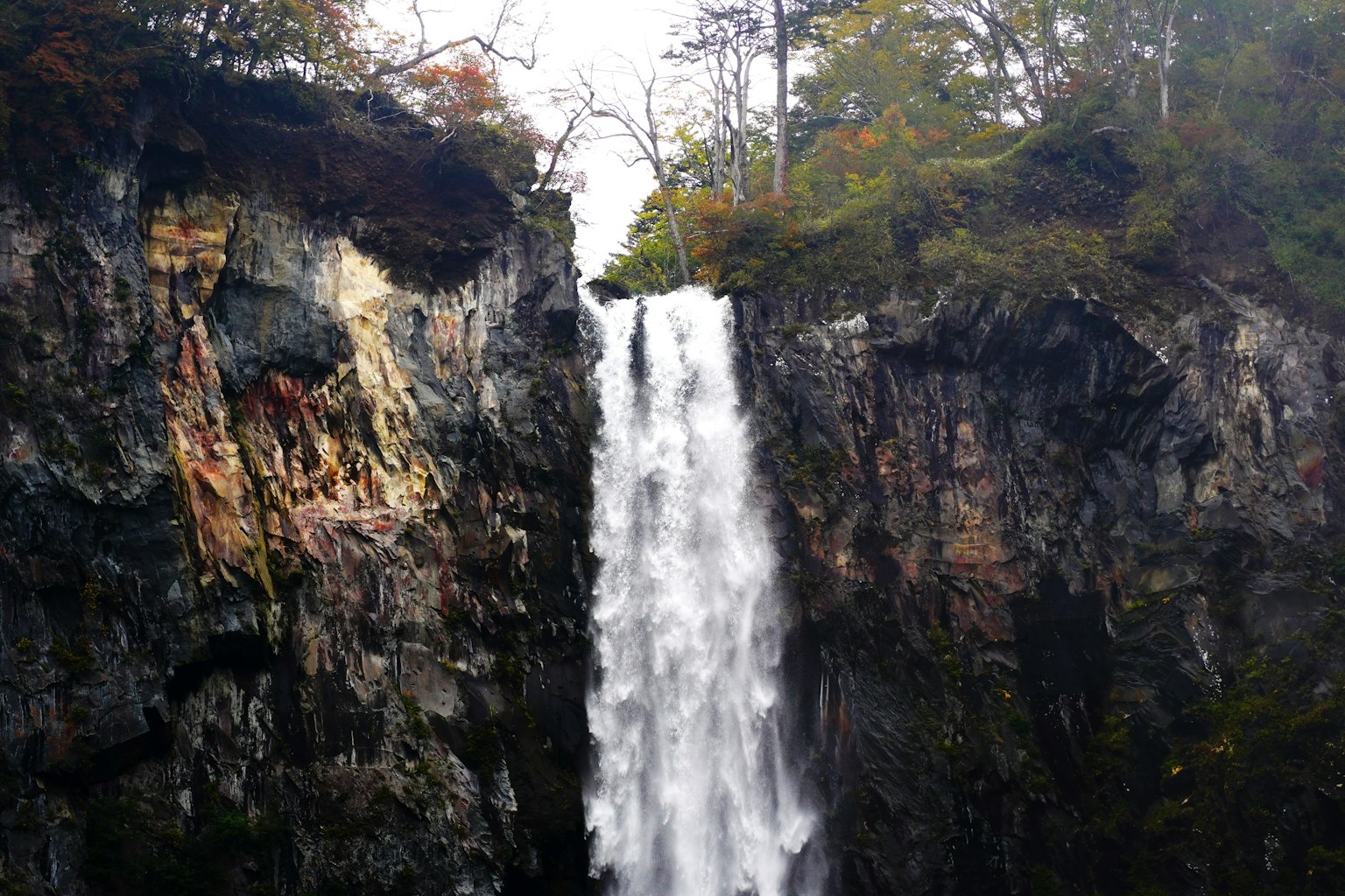 Ein atemberaubender Wasserfall, der zwischen felsigen Klippen fällt