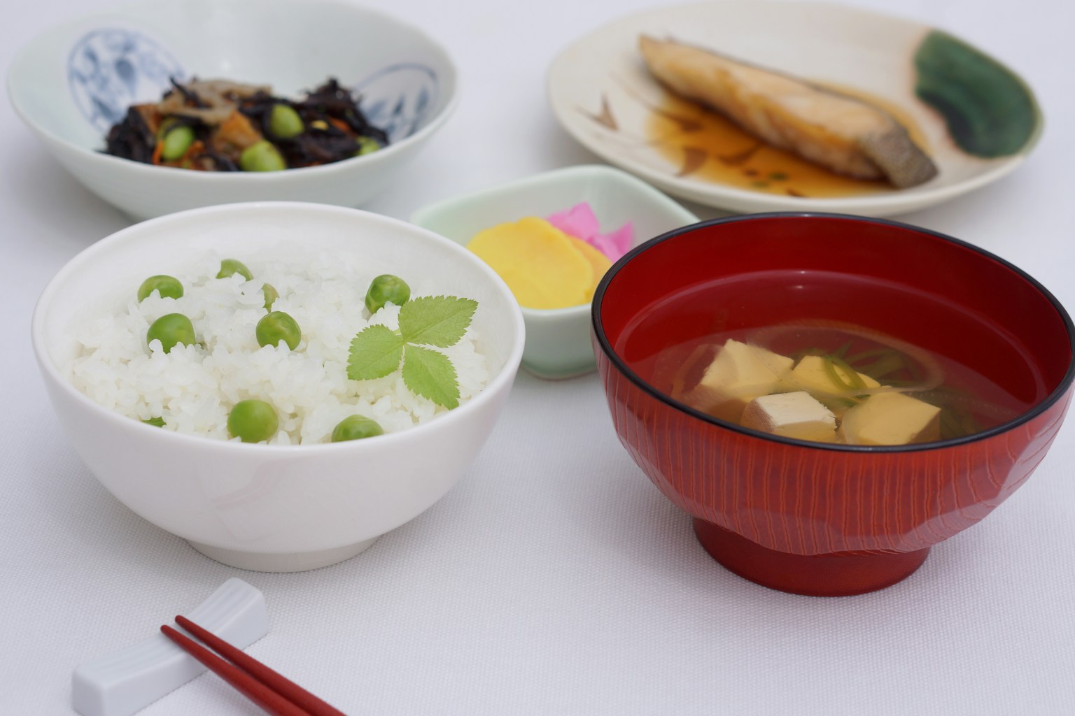 傳統日本餐點展示，白米飯配毛豆，味噌湯，烤魚和醃製蔬菜