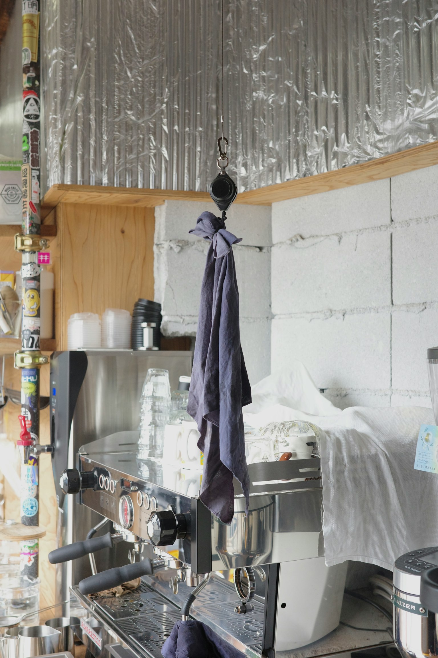 Interno di un caffè con una macchina per espresso e un asciugamano appeso a un gancio