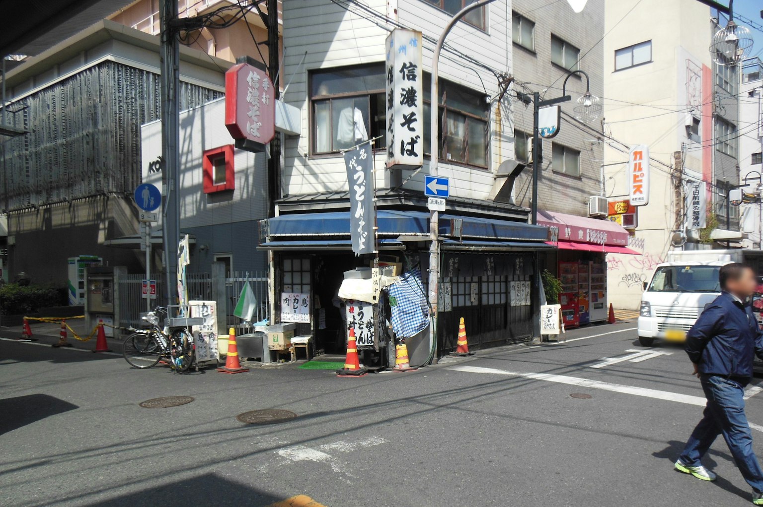 Esterno di un ristorante di ramen giapponese all'incrocio con pedoni