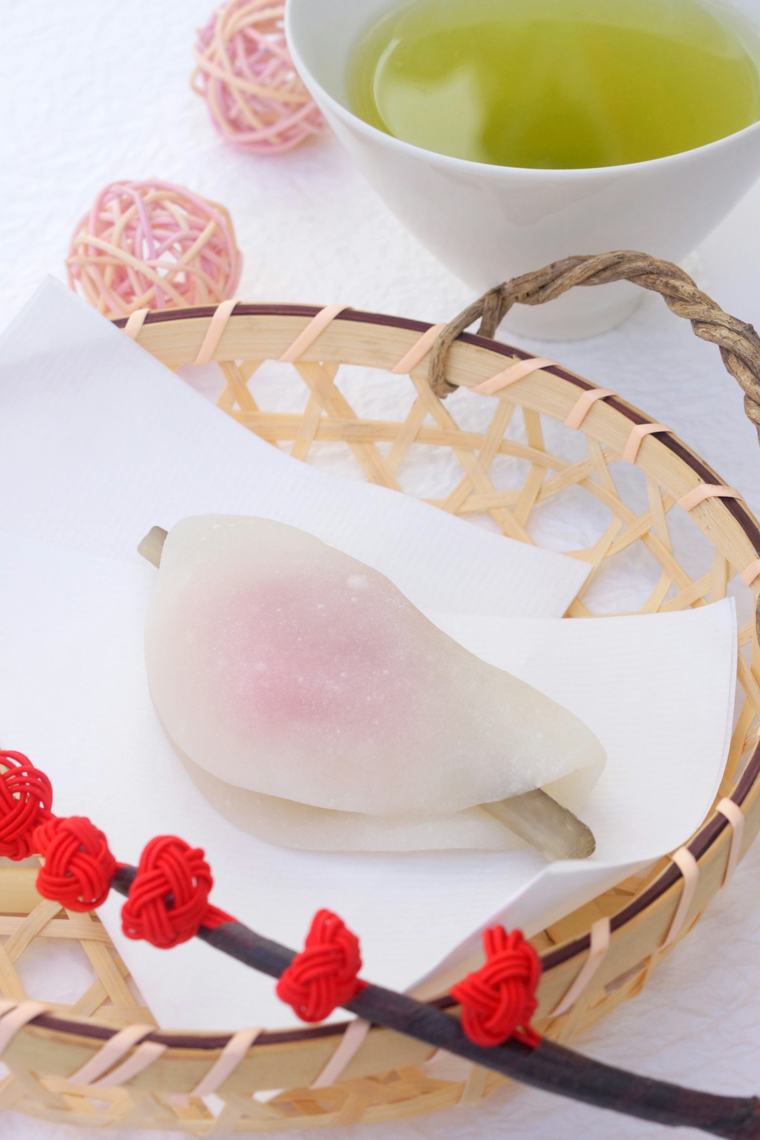 Penyajian indah wagashi dan teh hijau