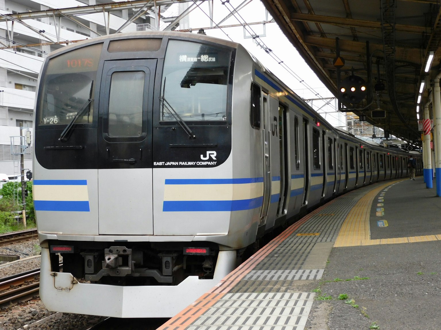 停靠在車站的日本火車，帶有藍色條紋
