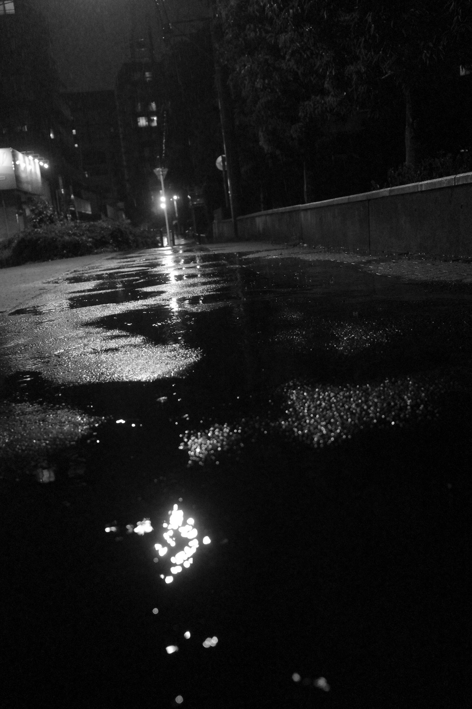 夜の街の水たまりに映る光