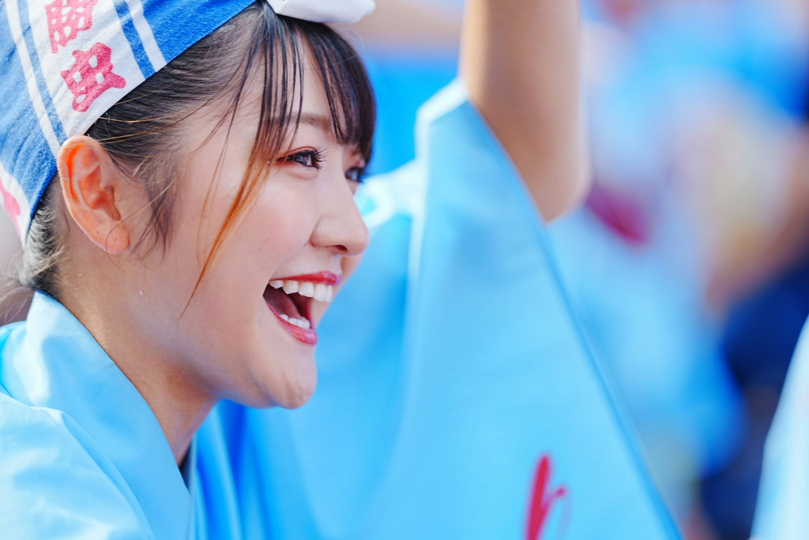 wanita tersenyum dengan pakaian Awa Odori