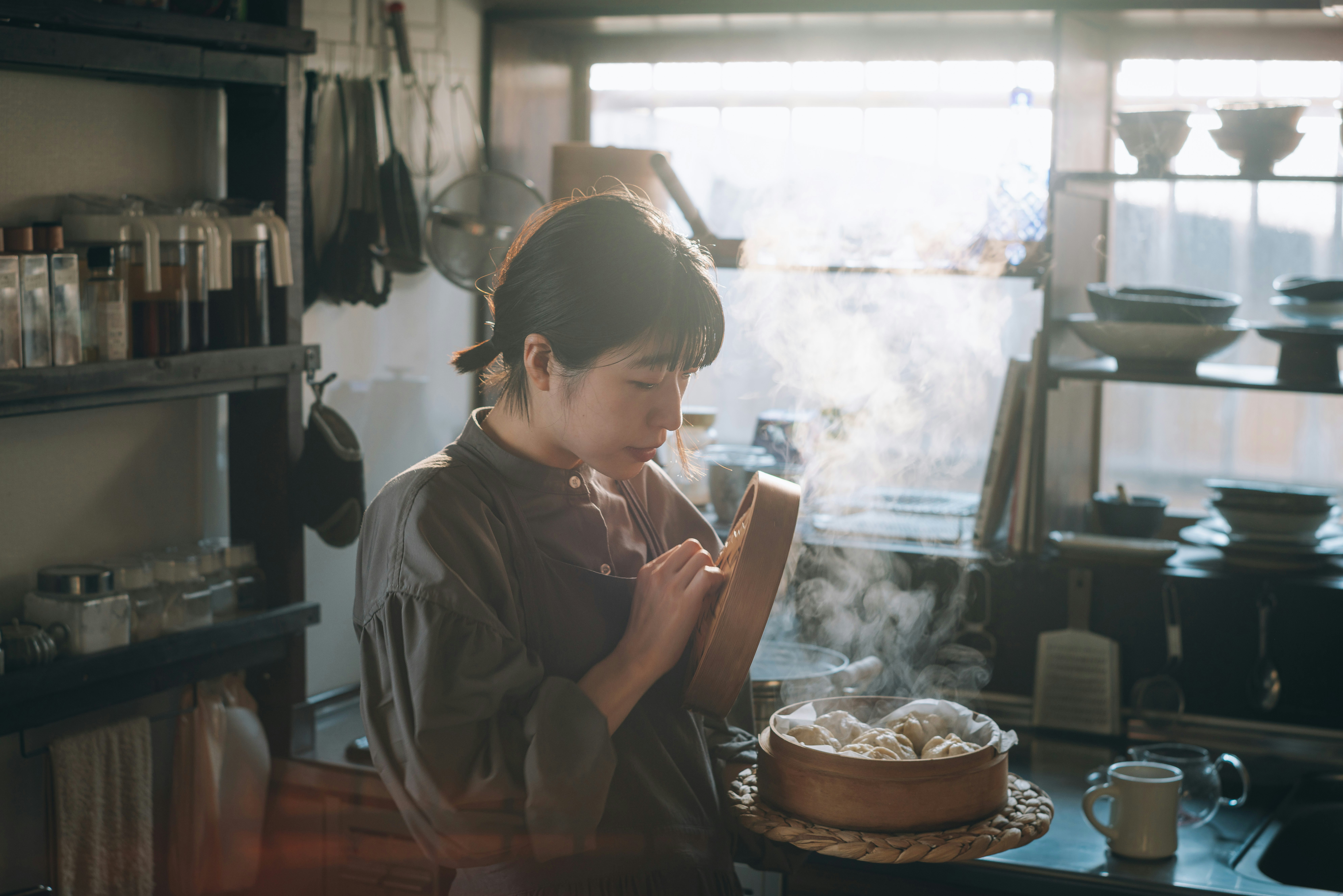 窓辺のカフェでスマホを見つめる女性