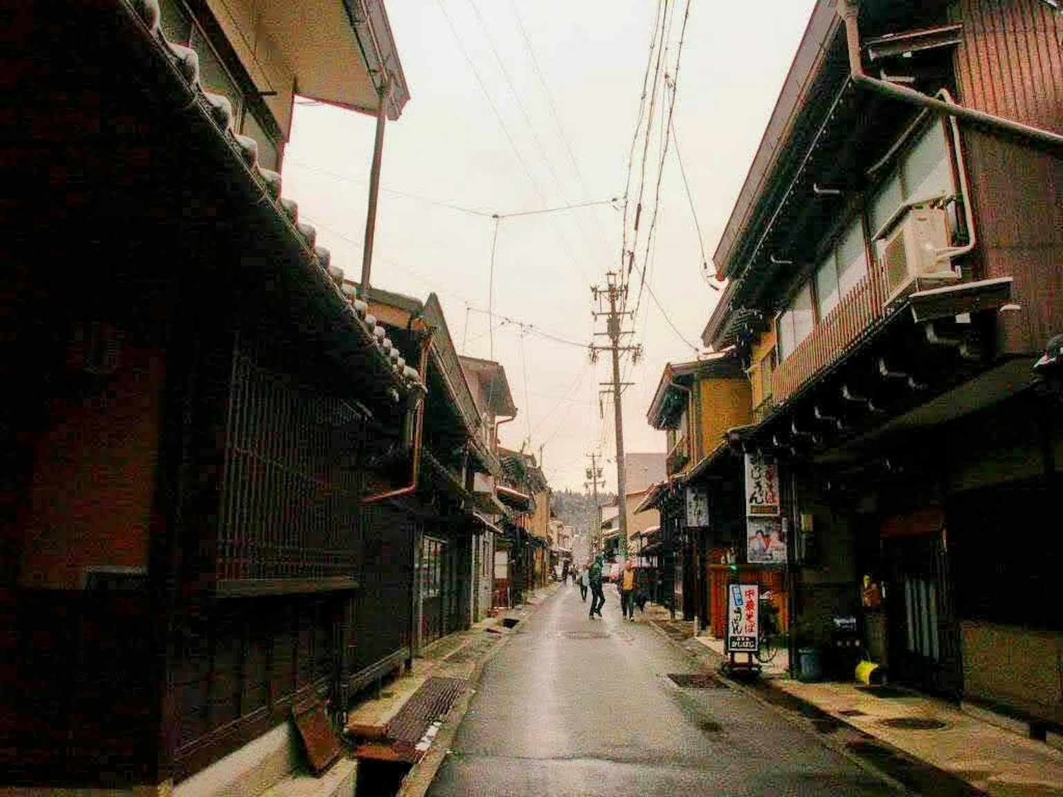 安靜的日本街道旁邊是傳統木建築和電線杆