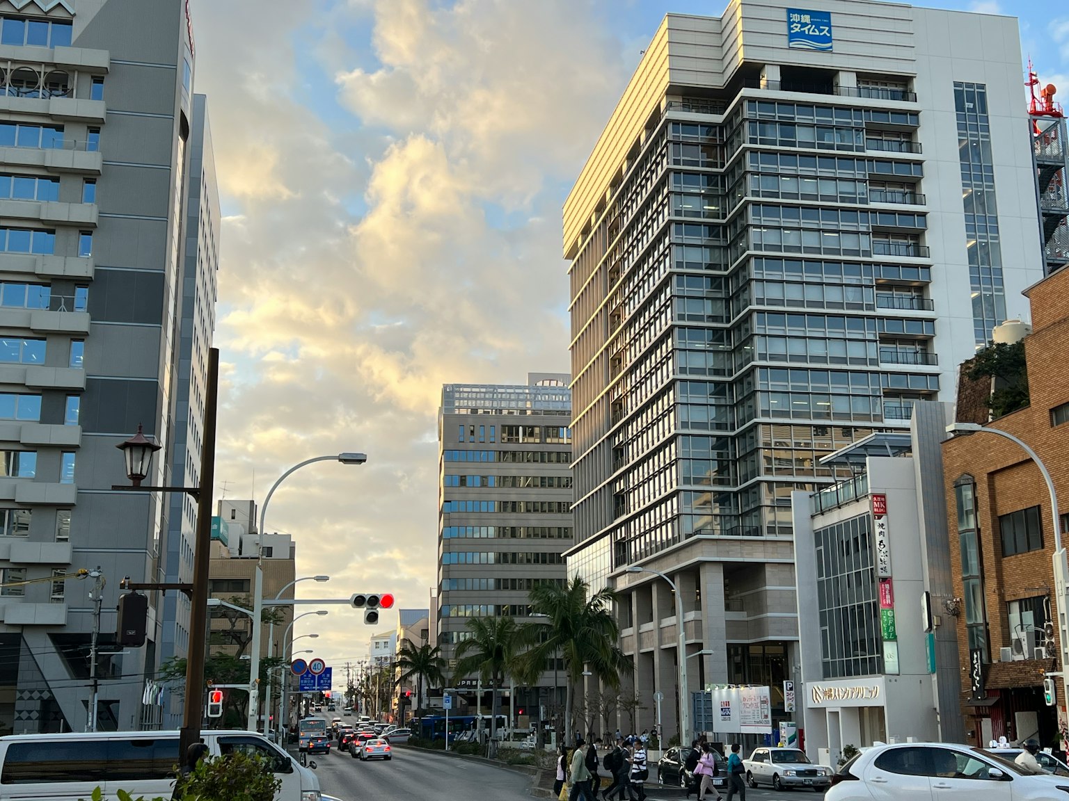 Paysage urbain avec des immeubles de grande hauteur et un ciel bleu