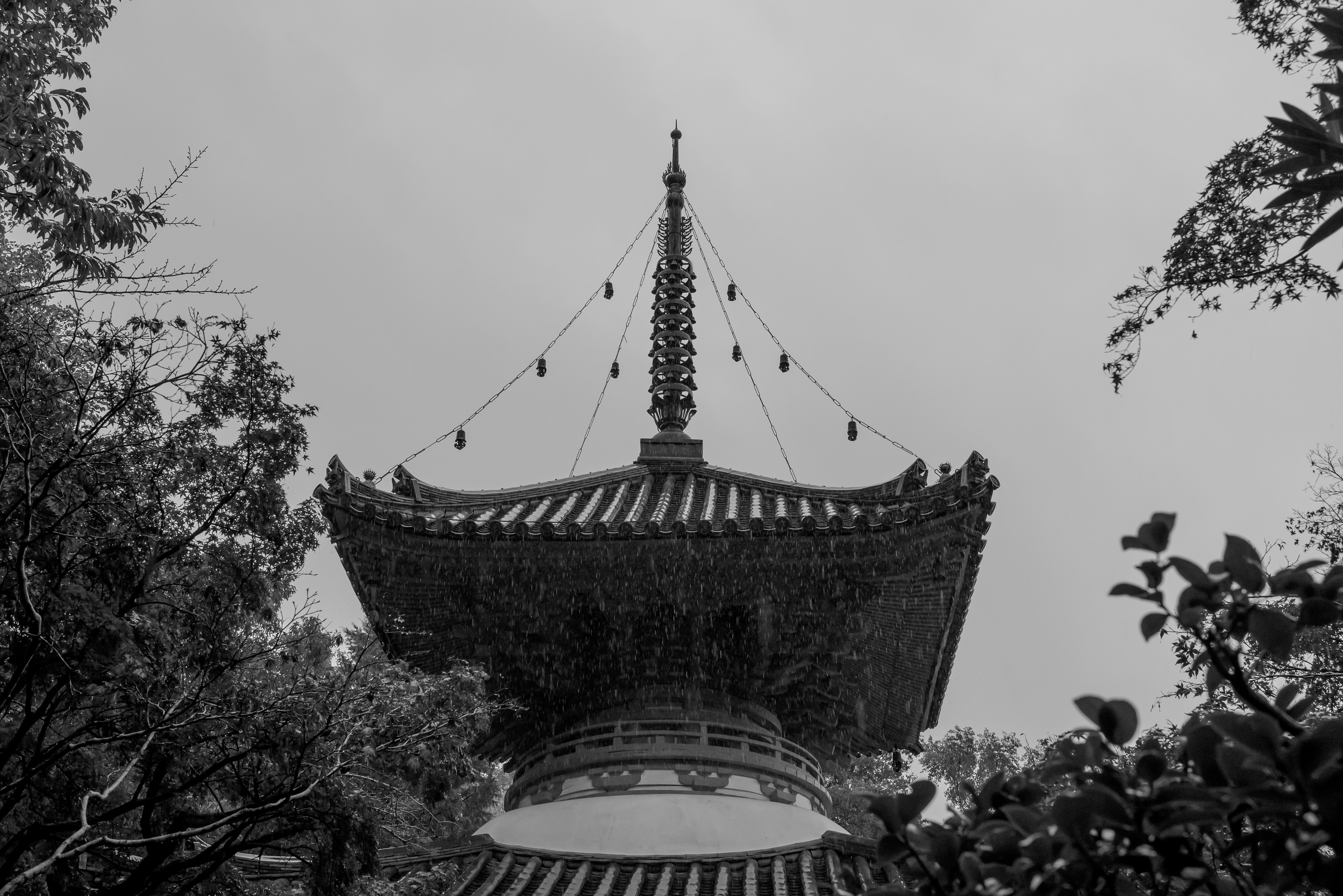 silhouette du toit d’un temple et d’une pagode dans le brouillard