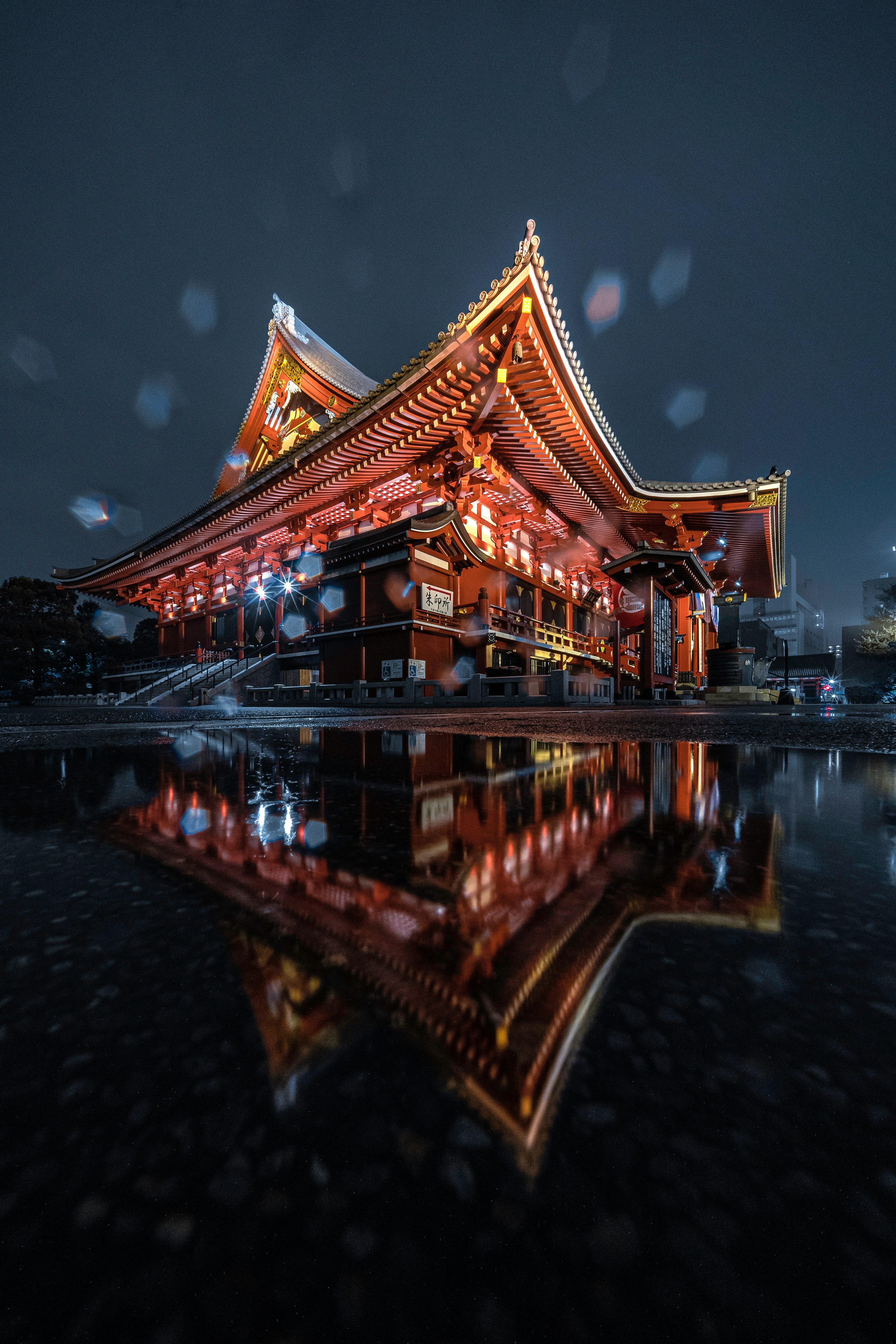 夜の水面に映る寺院の反射