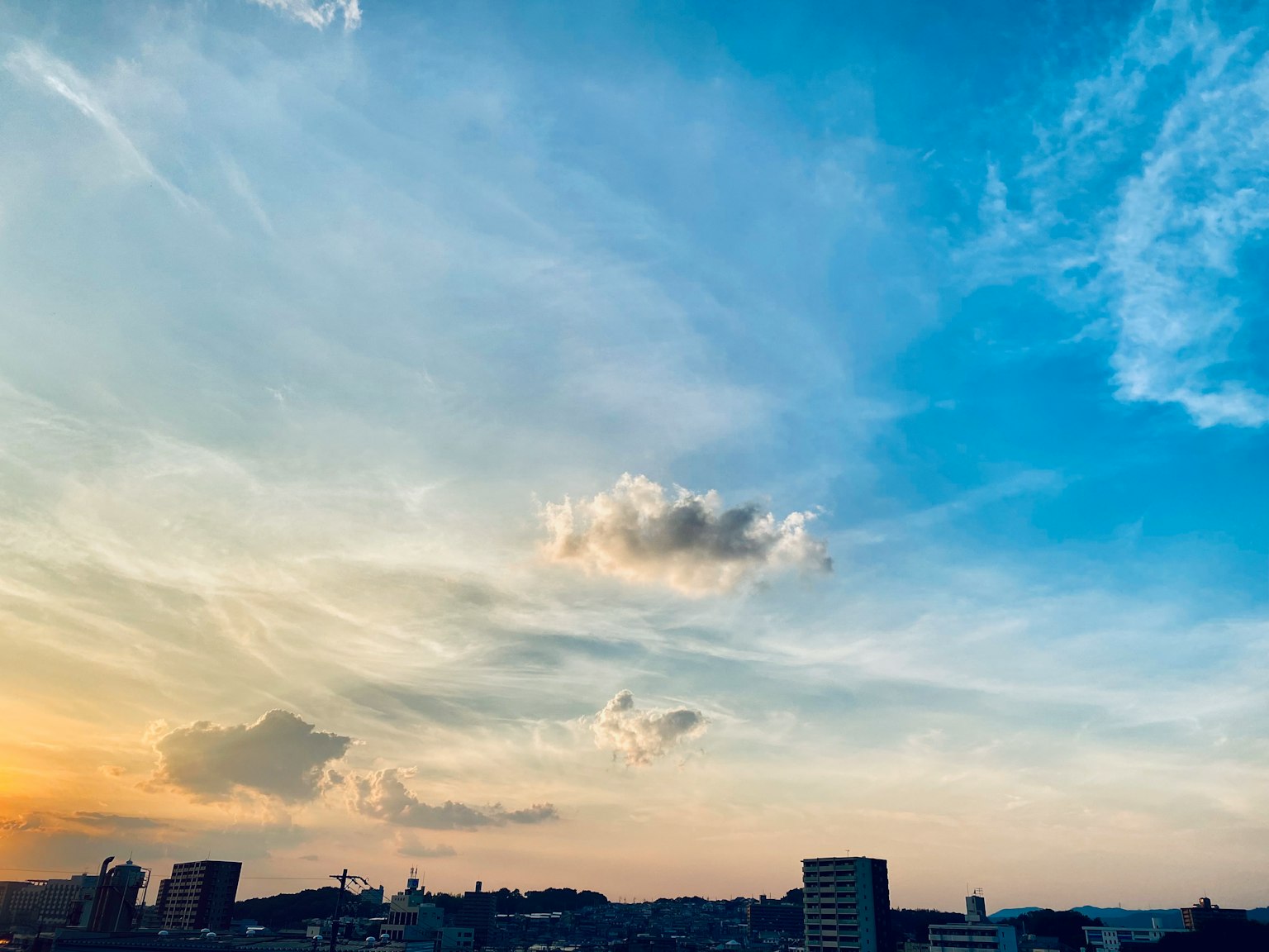 Ciel du soir avec des nuances de bleu et des nuages épars