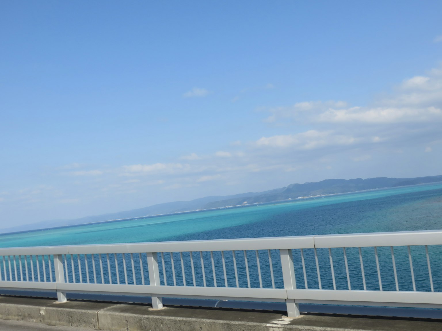 从高速公路侧面看到的蓝色海洋和天空的风景