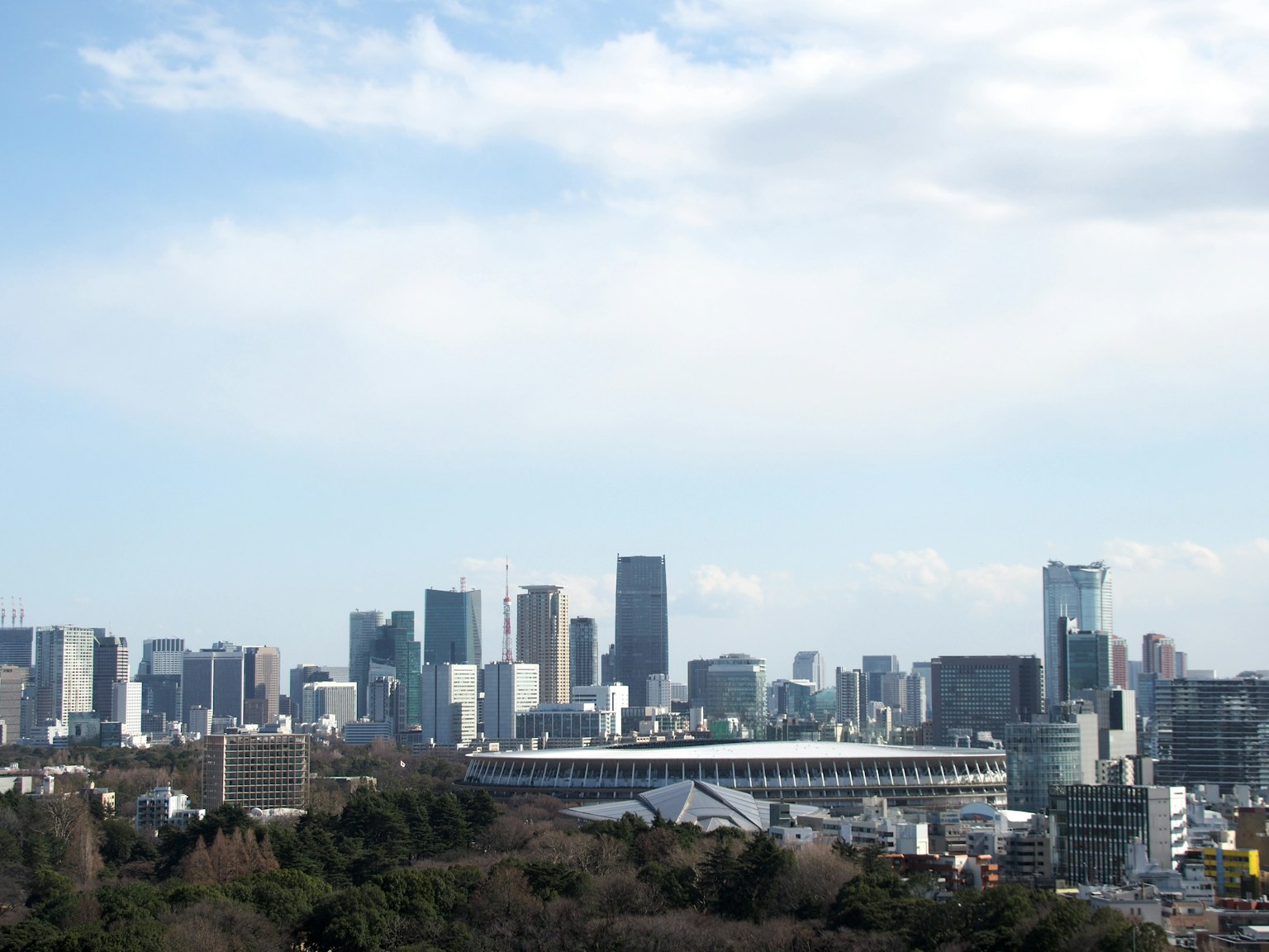 Stadtlandschaft von Tokio mit Skyline und blauem Himmel