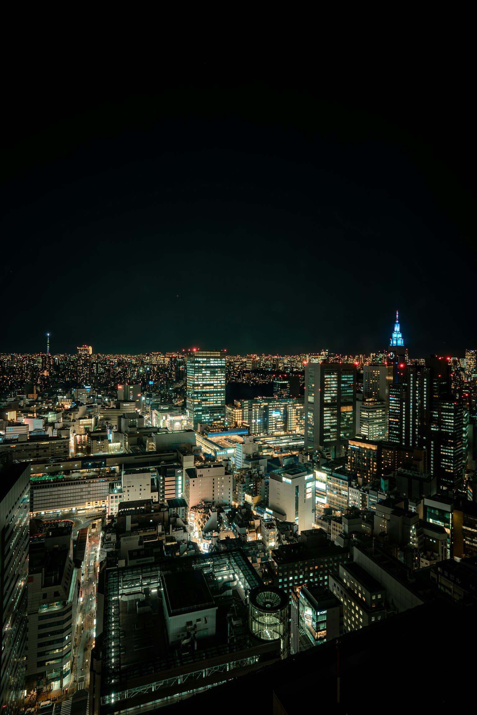Đường chân trời Tokyo vào ban đêm với các tòa nhà chọc trời sáng đèn và Tháp Tokyo
