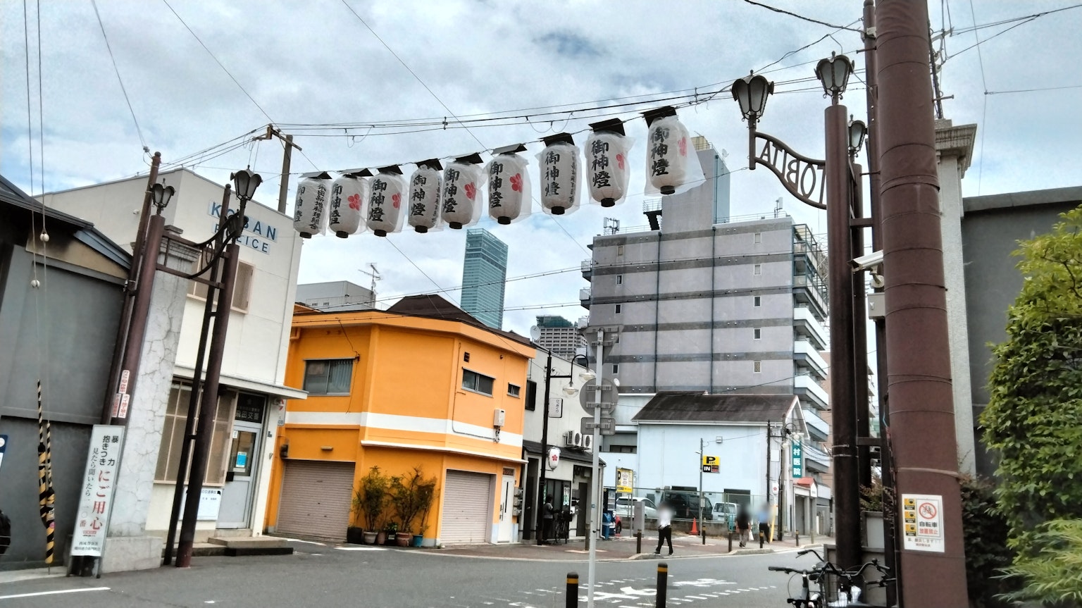 Vista di strada con lanterne appese in una città