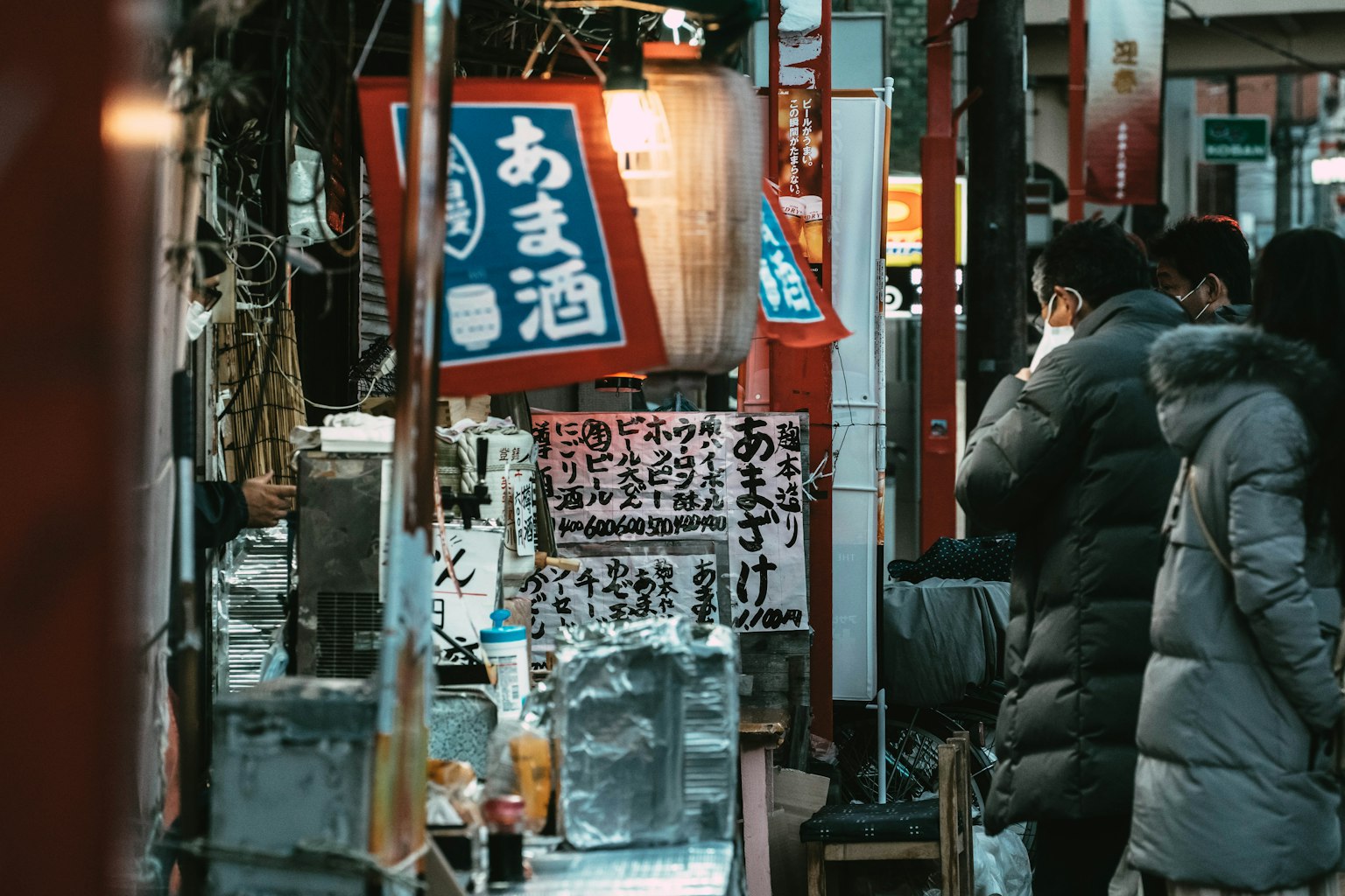 Chợ đường phố đông đúc với người và đèn lồng