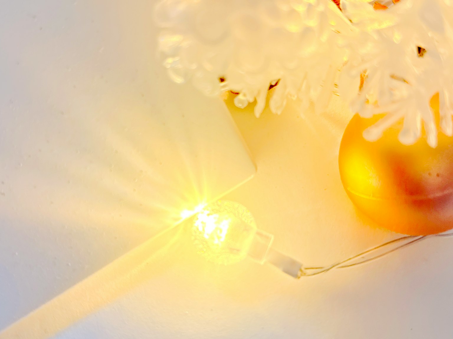 ฉากที่มีลูกบอลสีส้มและไฟ LED ที่เปล่งประกายใช้เป็นของตกแต่งต้นคริสต์มาส