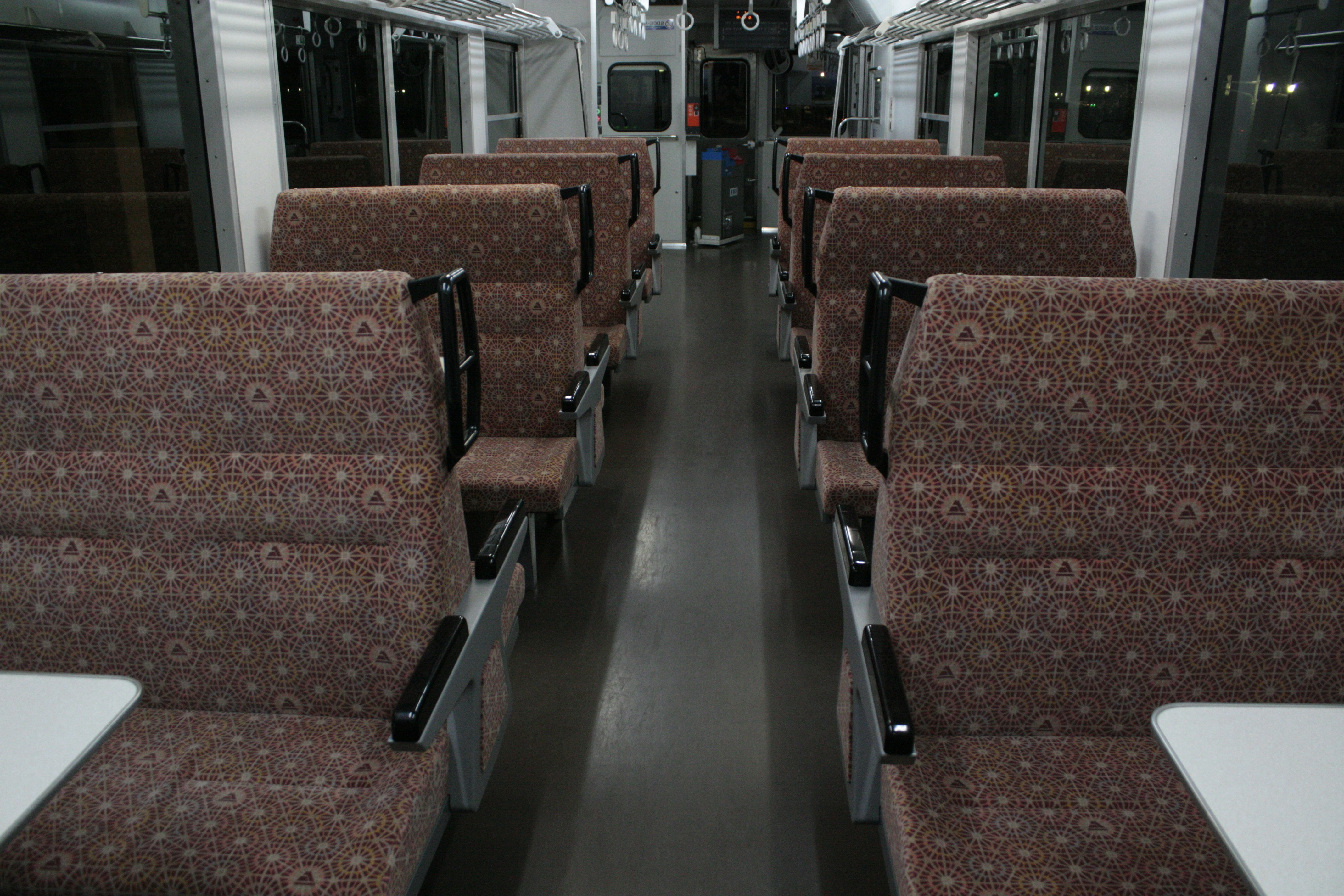火車車廂內走道與成排座椅