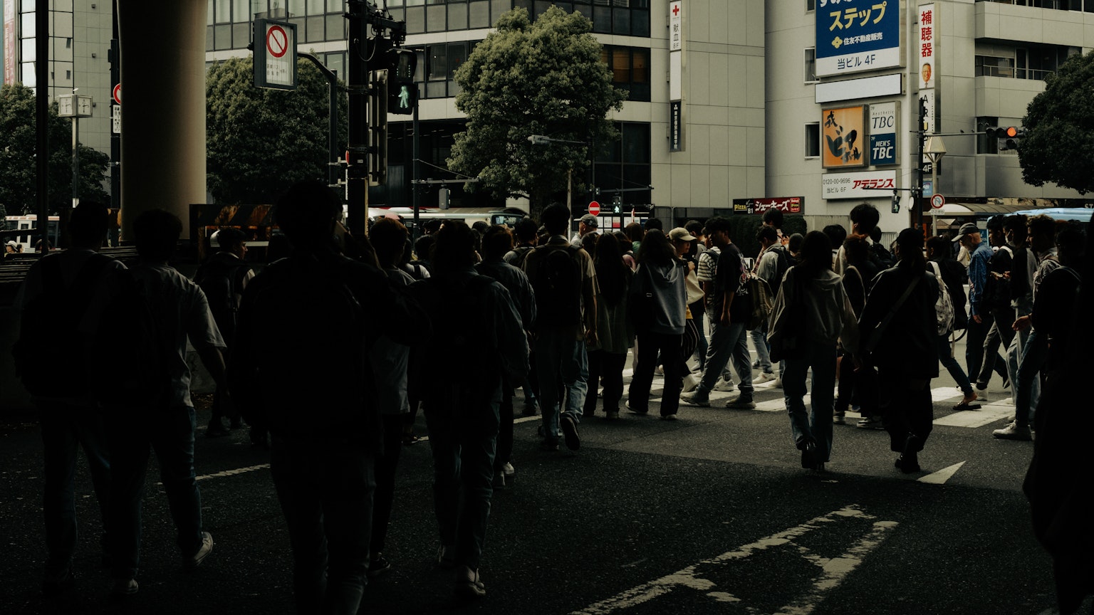 人们穿过街道的城市场景