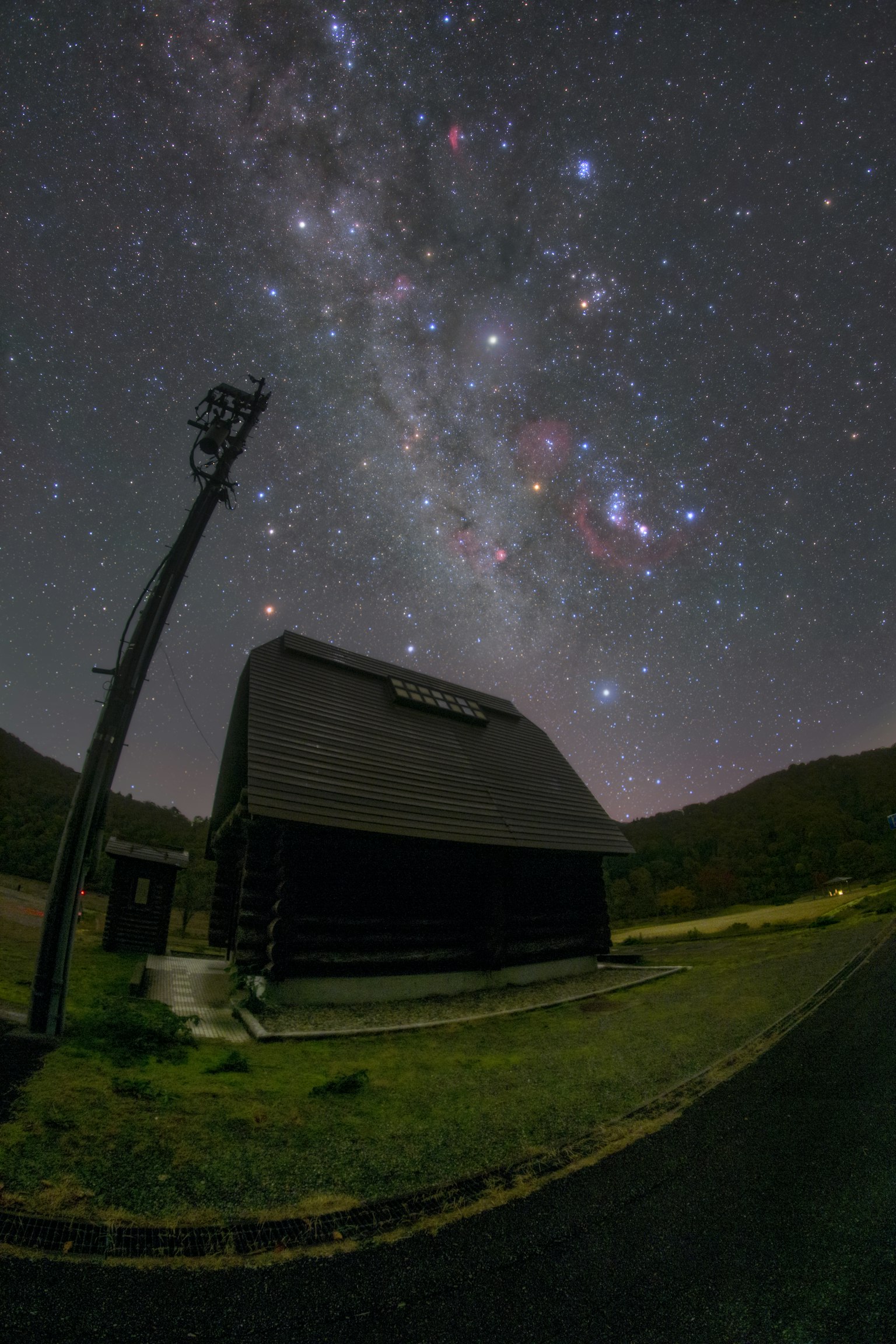 星空下的木屋與美麗的銀河