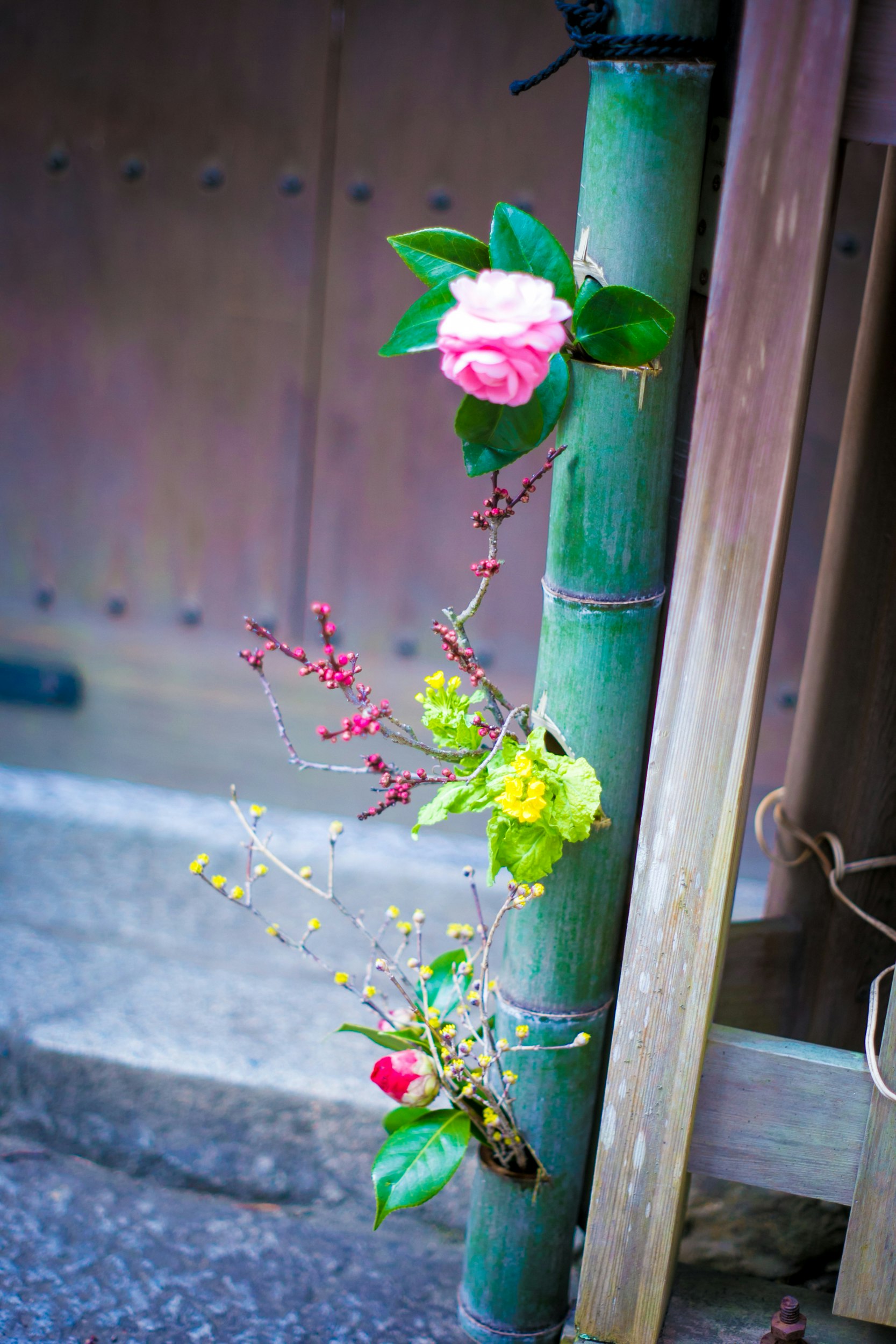 竹の柱に飾られた花のアレンジ