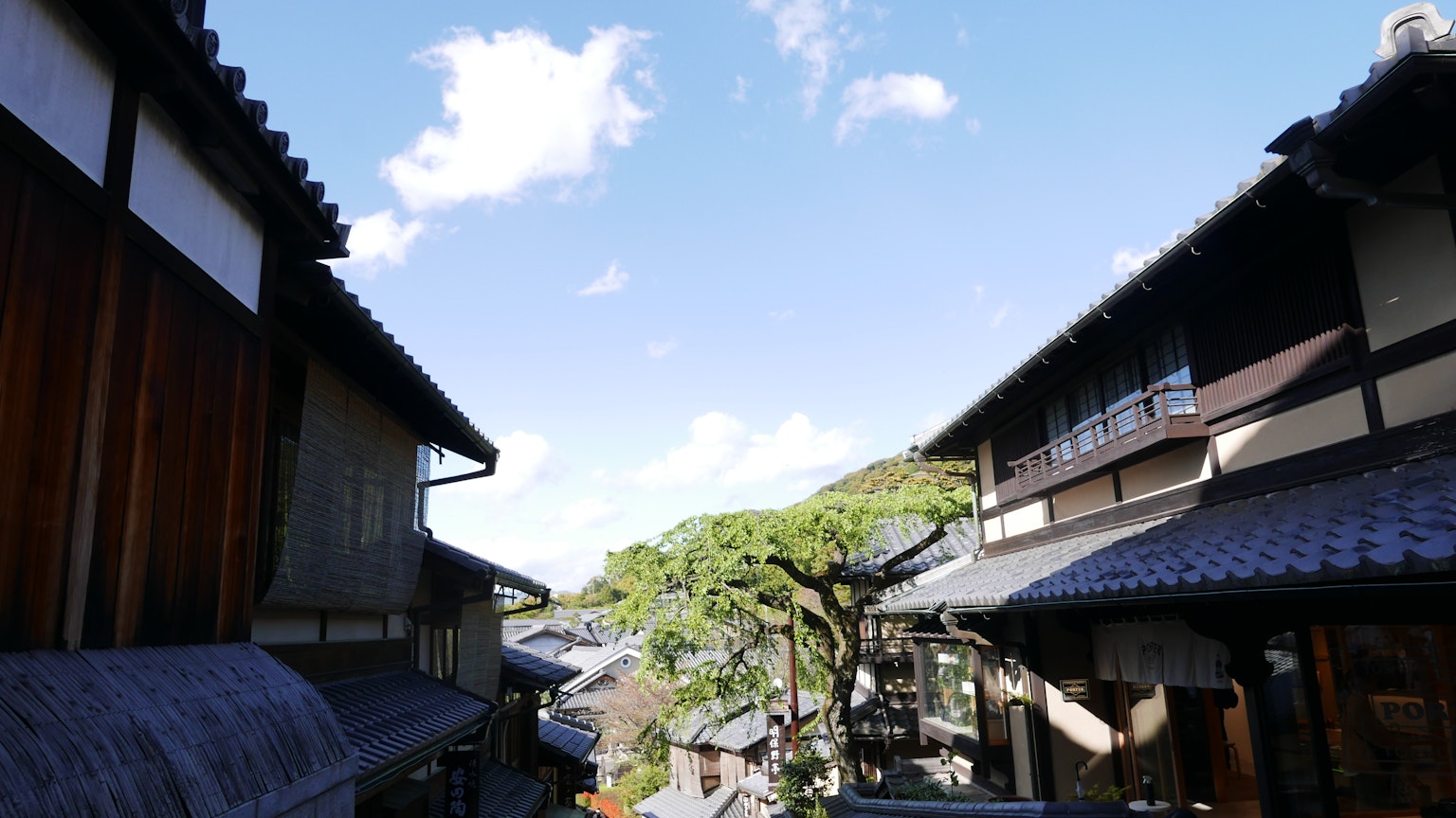 青空の下に伝統的な日本の建物が並ぶ美しい風景