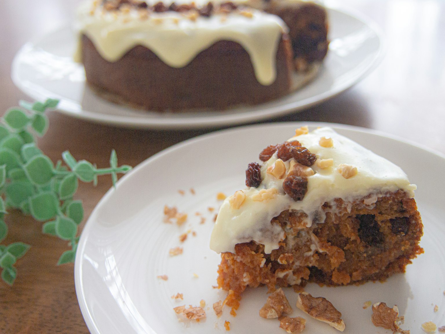 Stück Karottenkuchen mit Frischkäse-Frosting und Nüssen