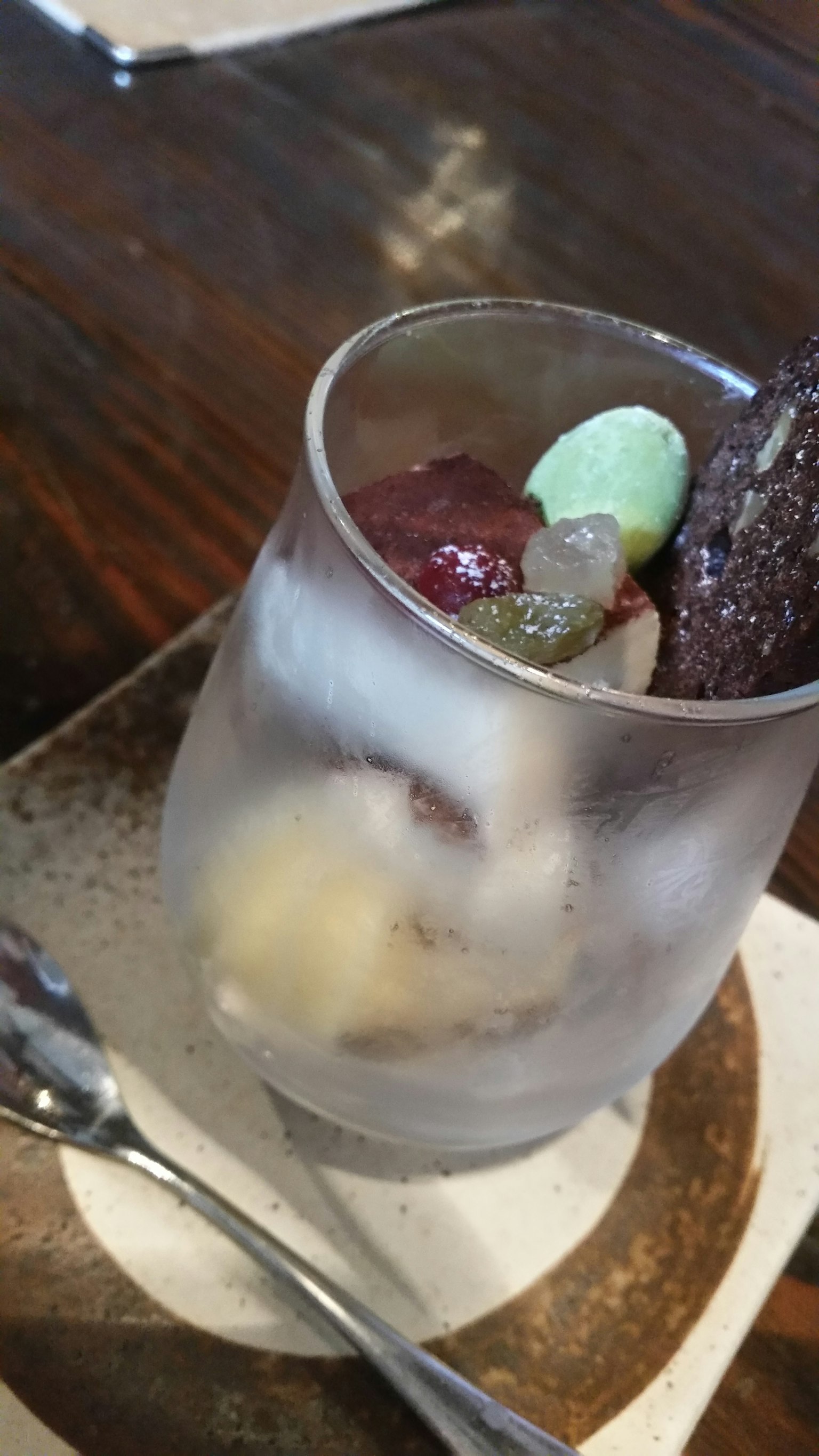 Puding dalam gelas dengan bola es krim dan topping berwarna