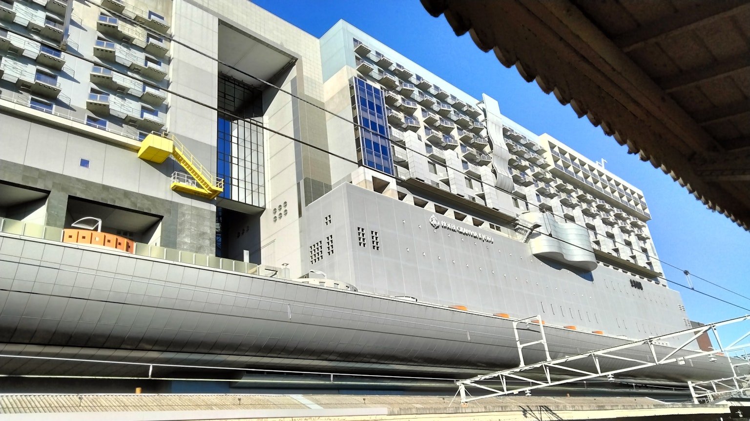 现代建筑外观展示独特的建筑特征