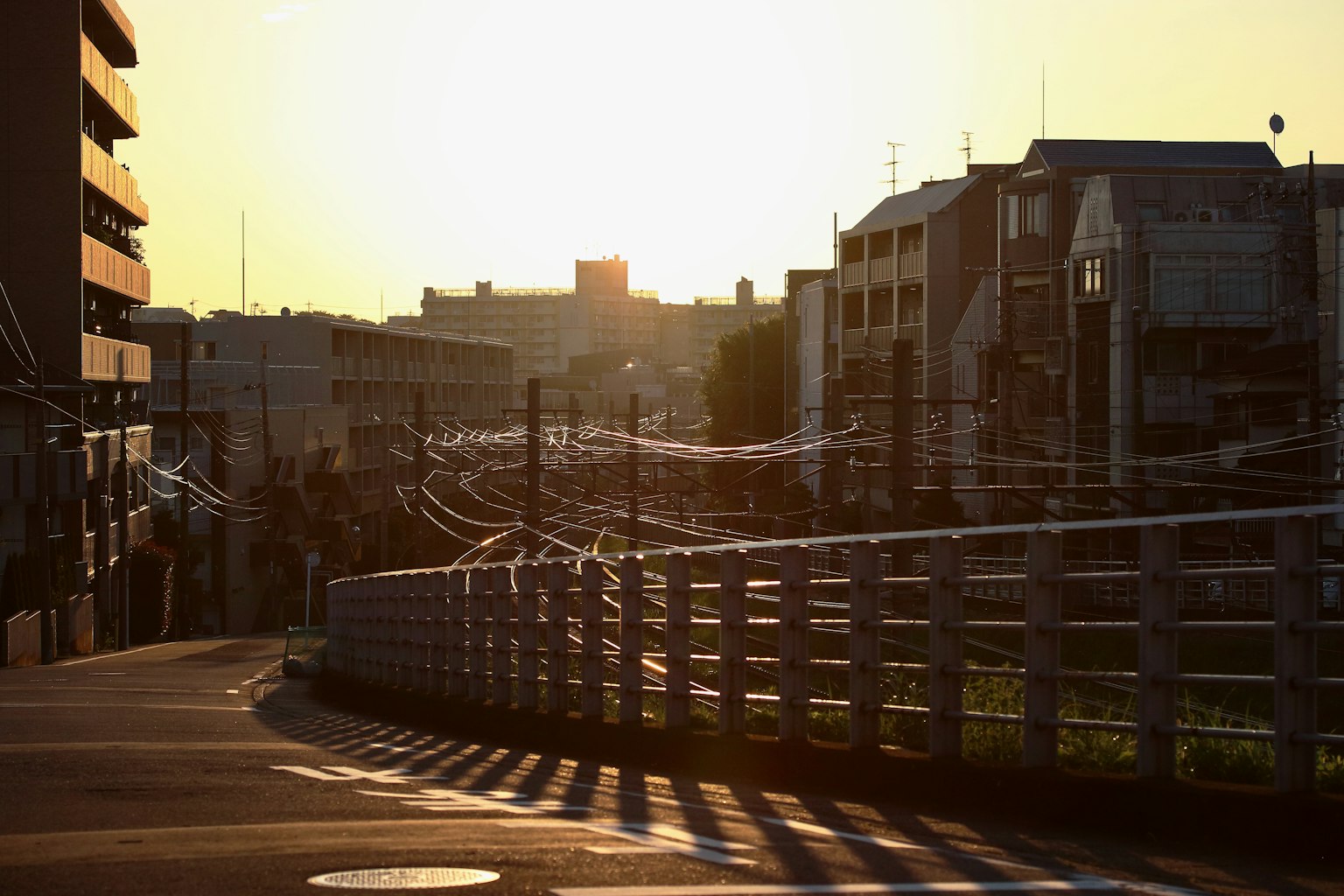 日落时的城市景观与蜿蜒道路和阴影