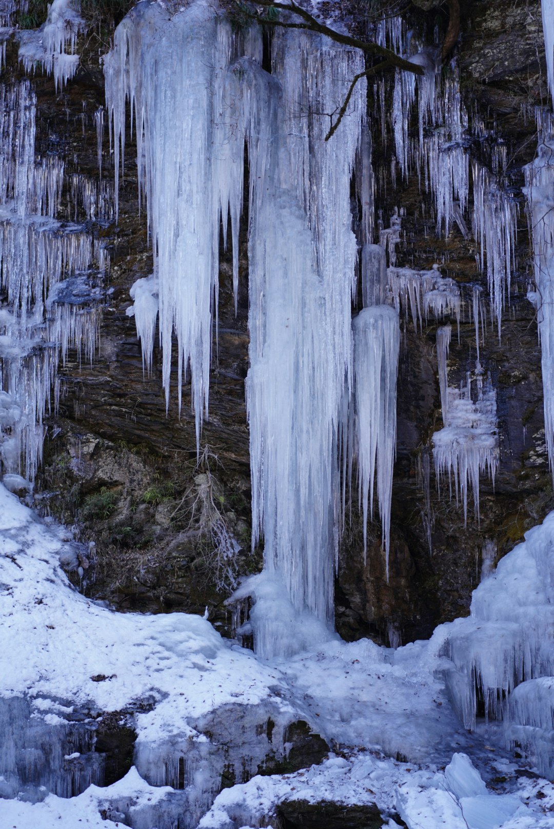 gorge rocheuse enneigée avec de longues stalactites de glace