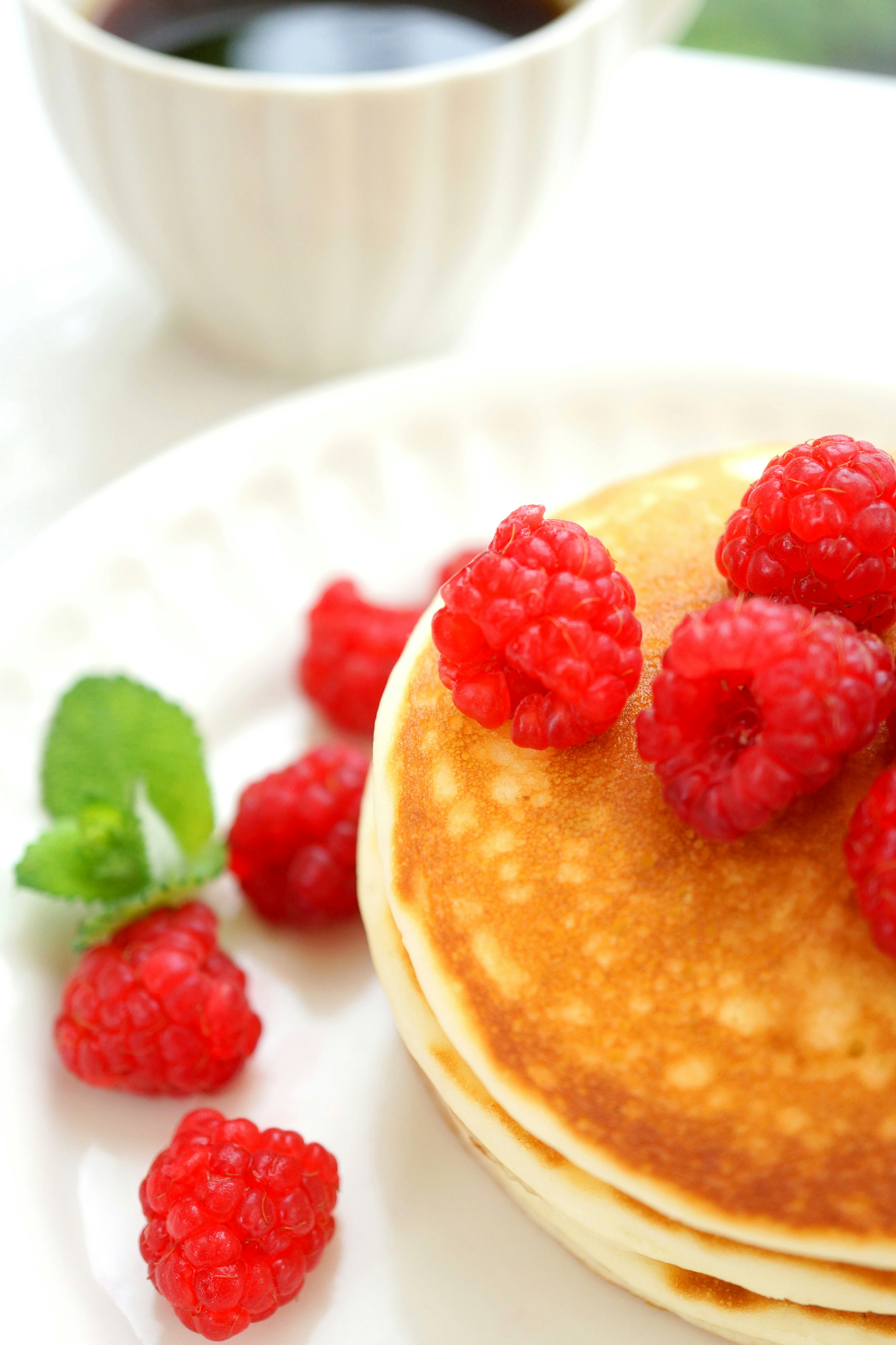 pancake dengan raspberry dan mint