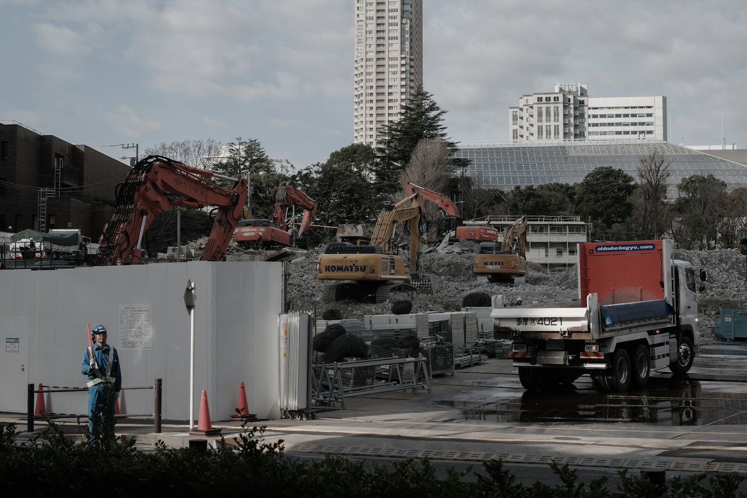 施工现场,重型机械和工人