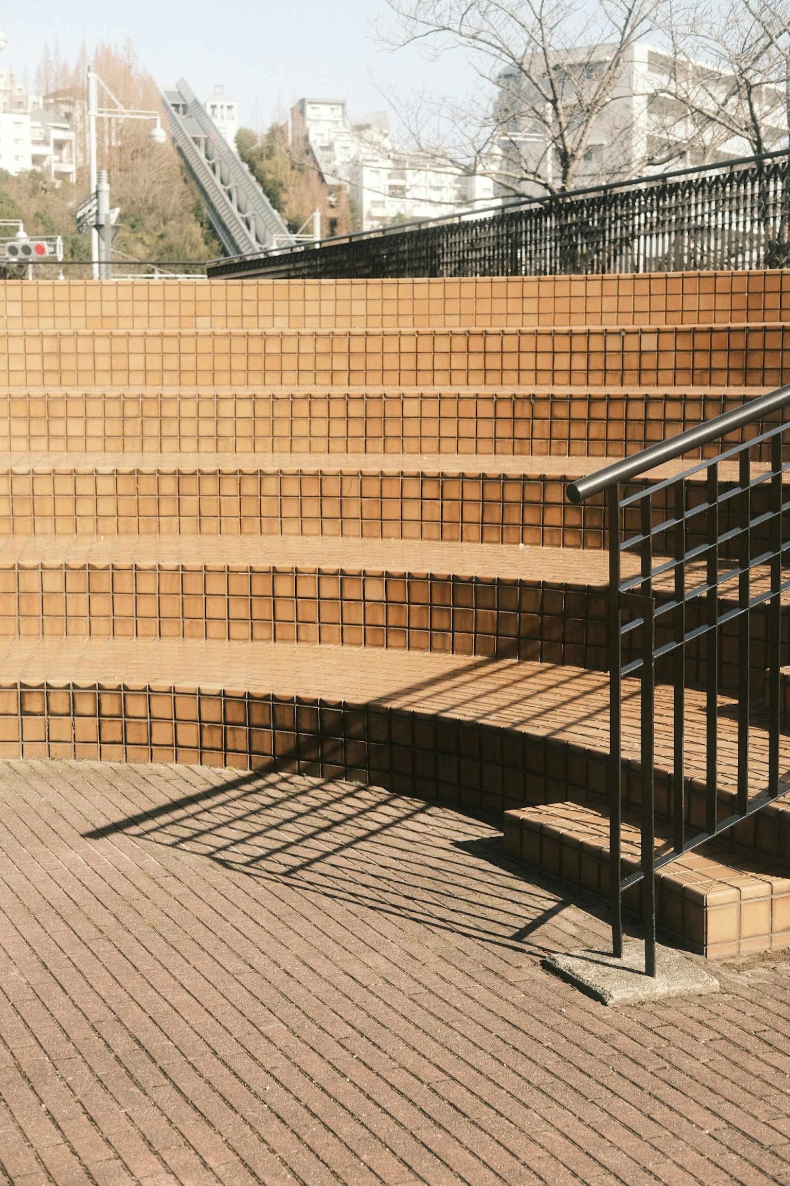 Escaleras de azulejos brillantes con sombras visibles