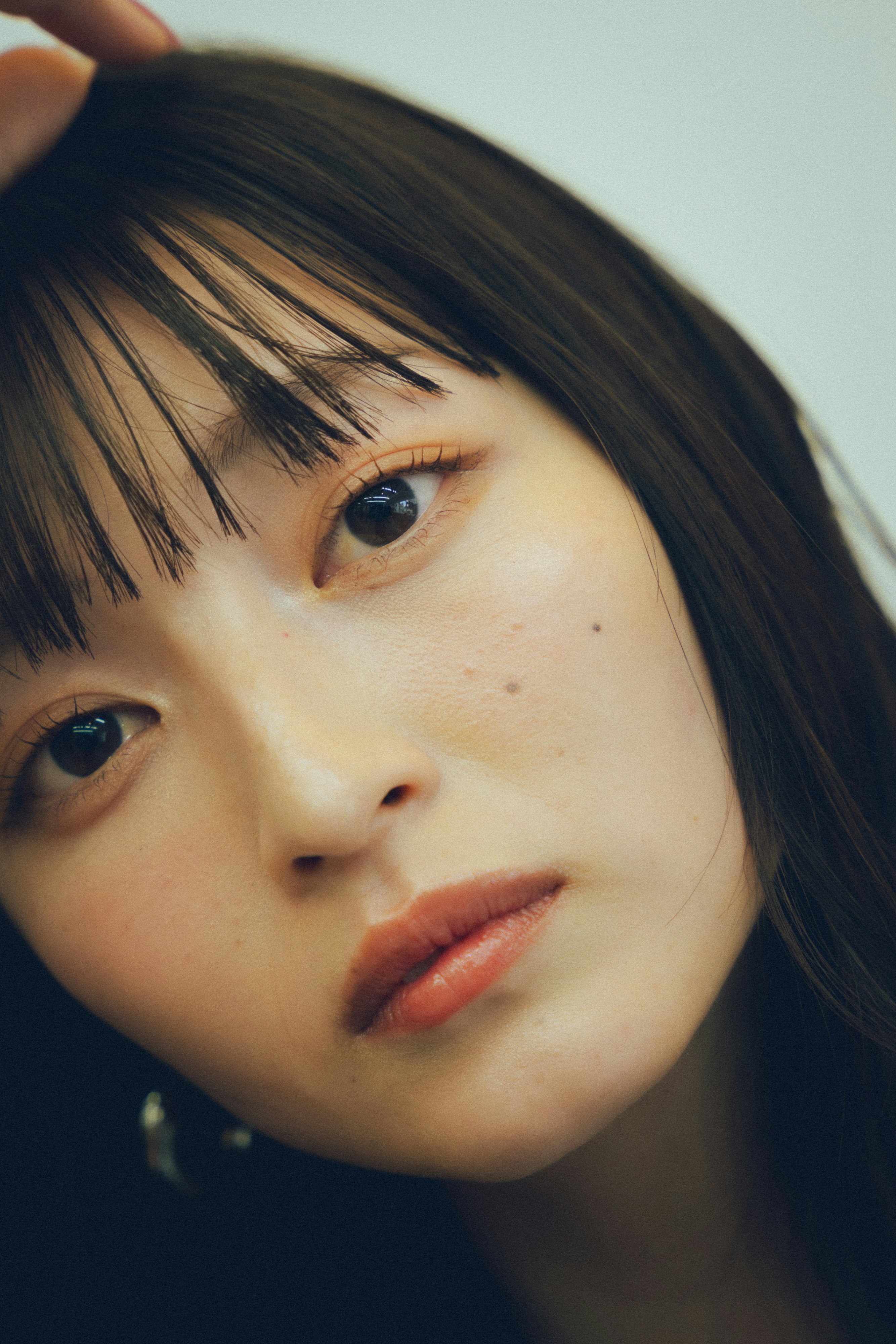 寄りの表情が印象的な女性のポートレート