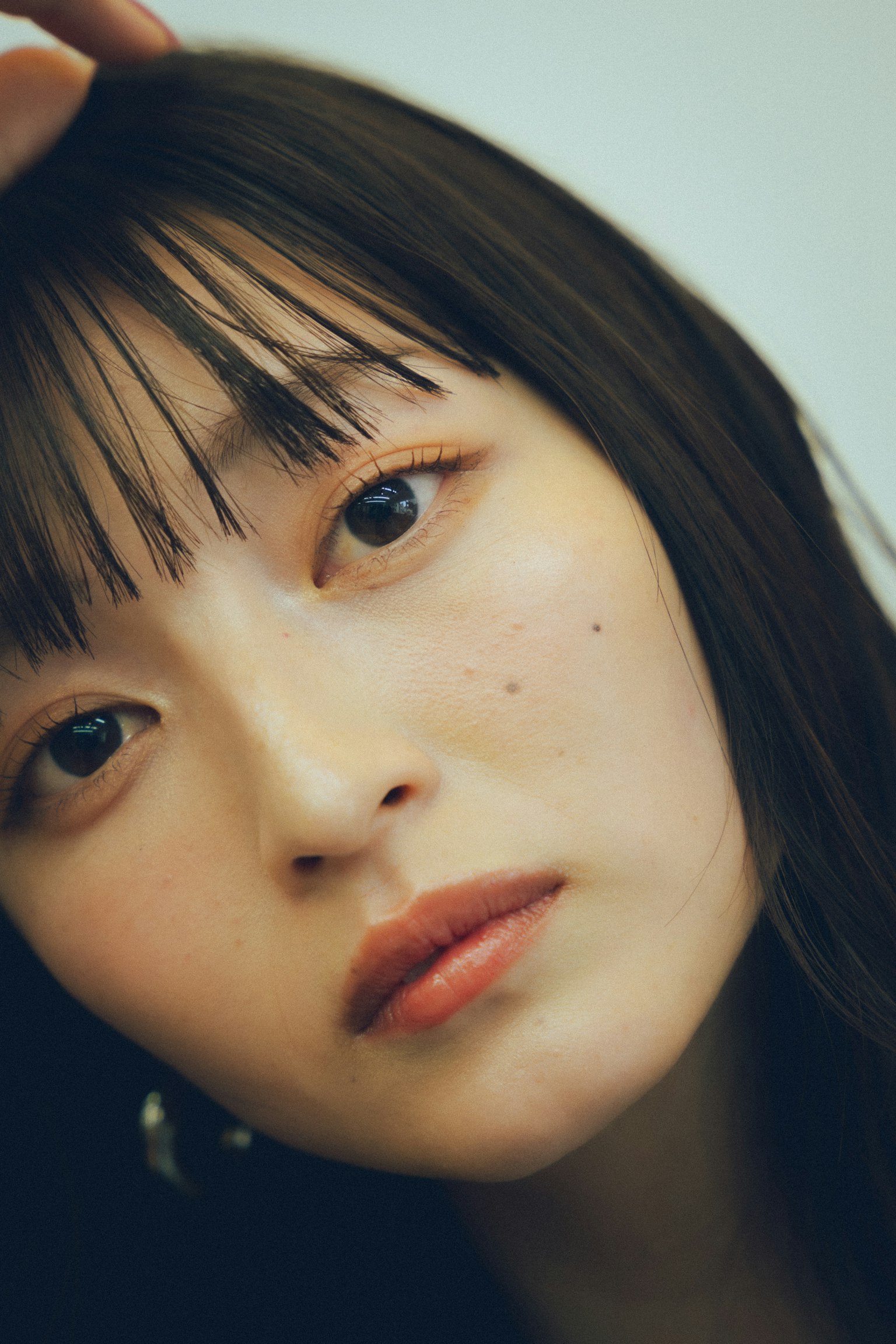 年輕女性的特寫照片 自然的髮色和膚色 大眼睛和細膩的妝容