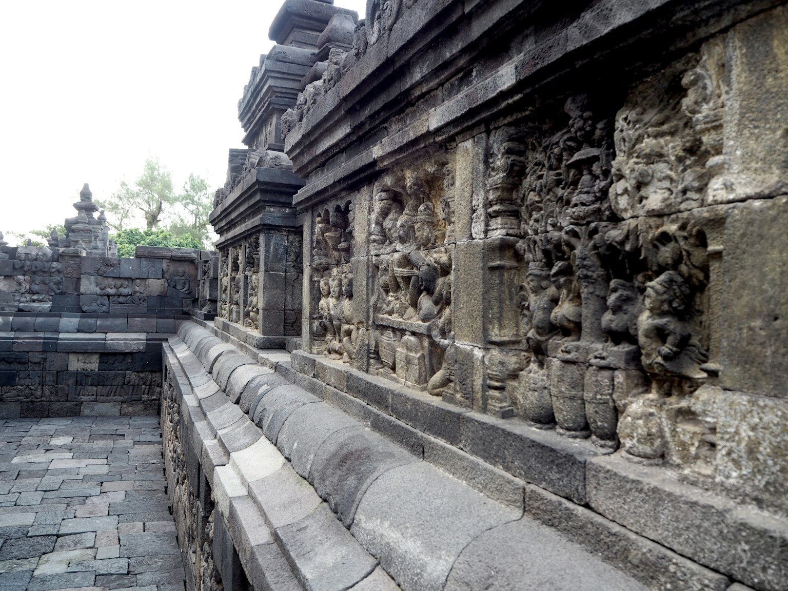 Décor en relief sculpté sur les murs en pierre de Borobudur