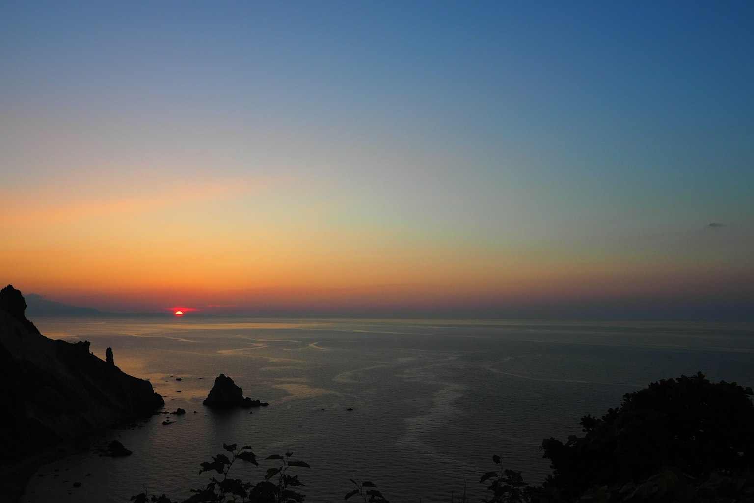Schöne Landschaft des Sonnenuntergangs über dem Ozean