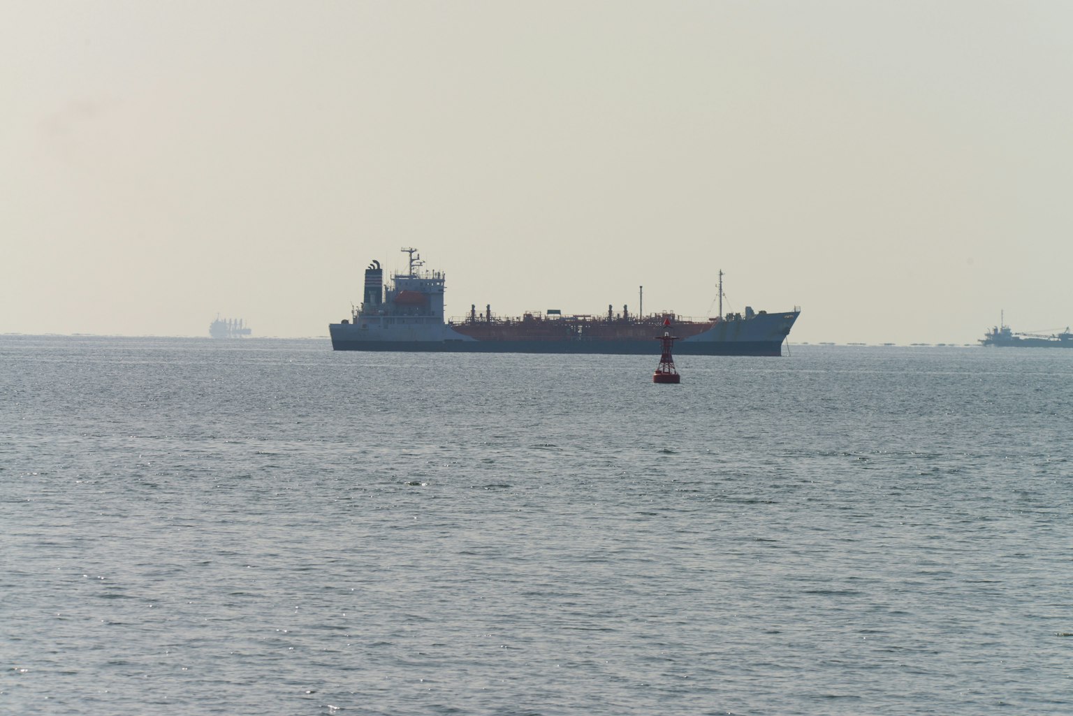 Navire cargo flottant sur la mer avec une bouée à proximité