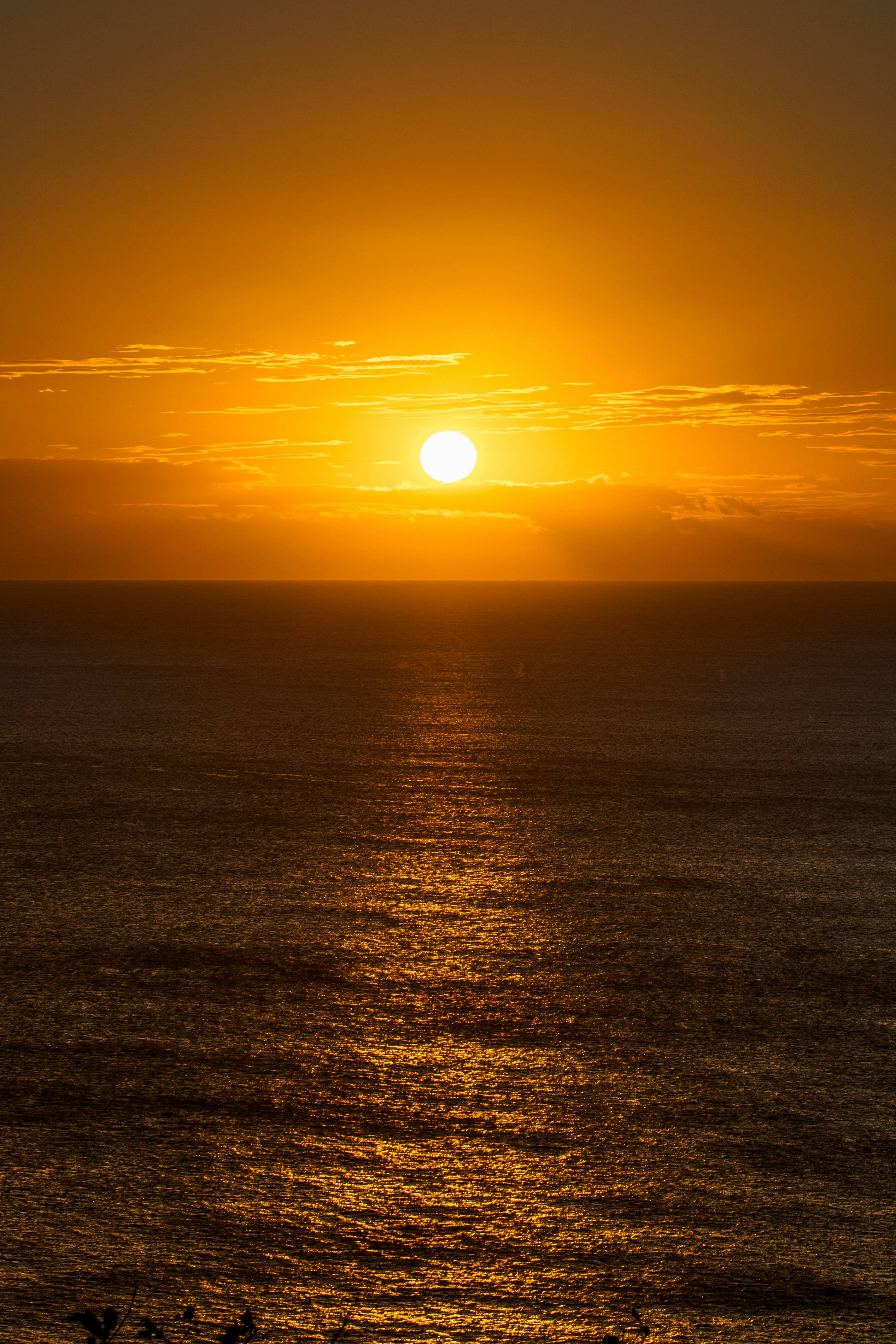 夕日に照らされる海面と水平線