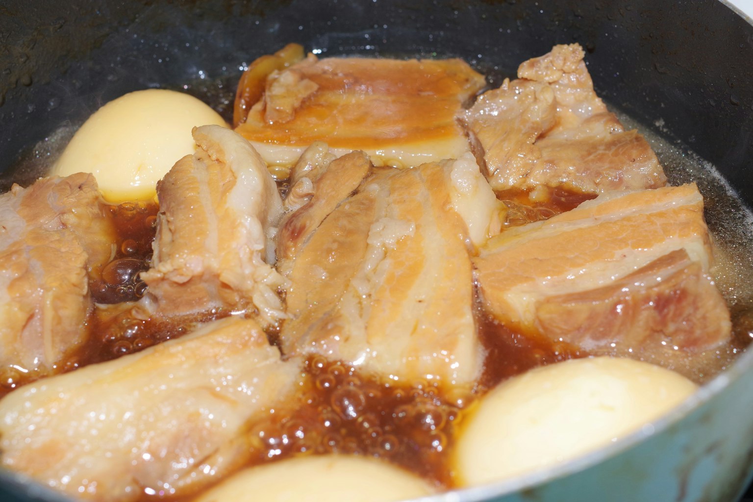 Porc braisé et œufs dans une casserole