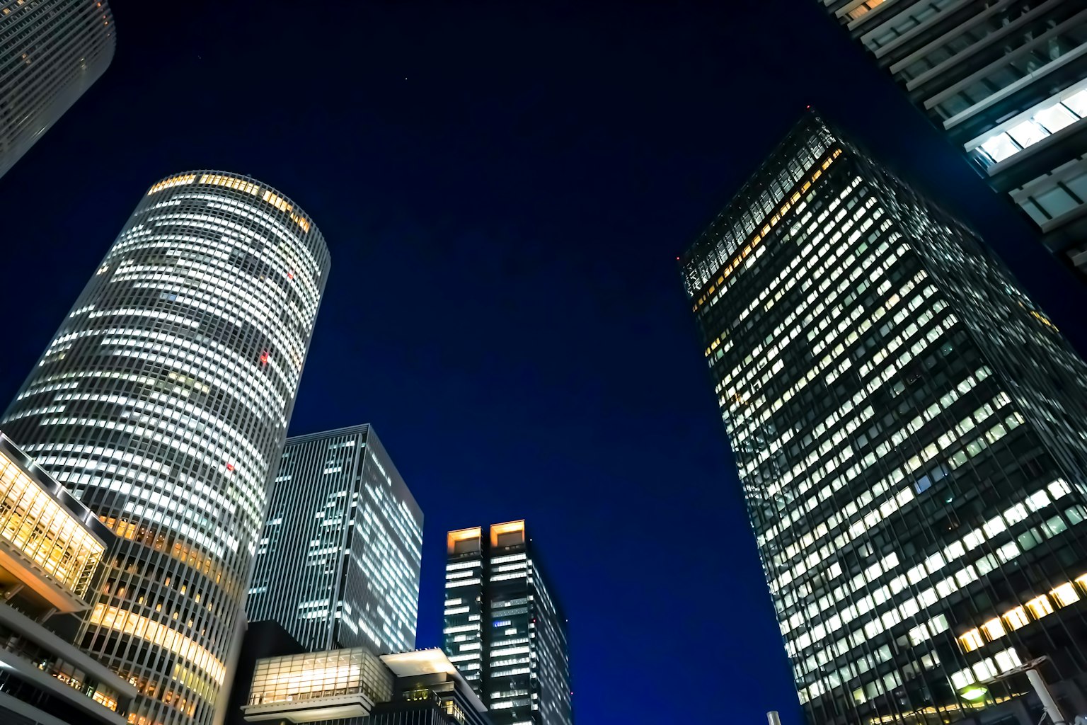 Vista de rascacielos iluminados contra el cielo nocturno