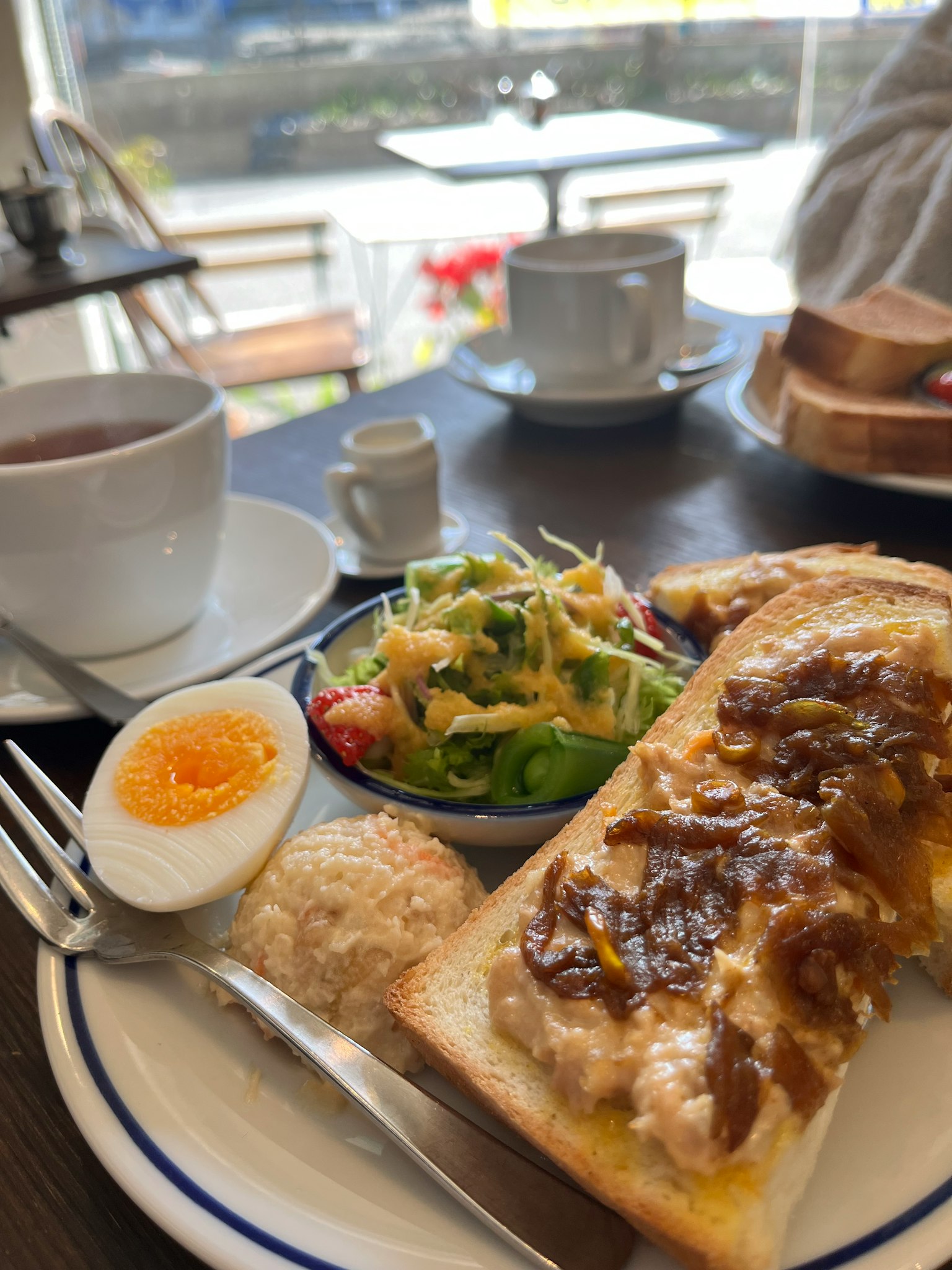 Plato de desayuno delicioso con tostadas ensalada y huevo pasado por agua