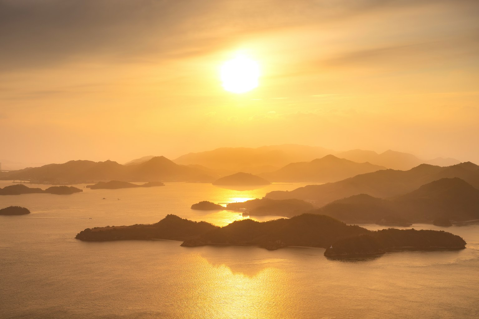 Paysage magnifique des îles reflétant le coucher de soleil sur la mer