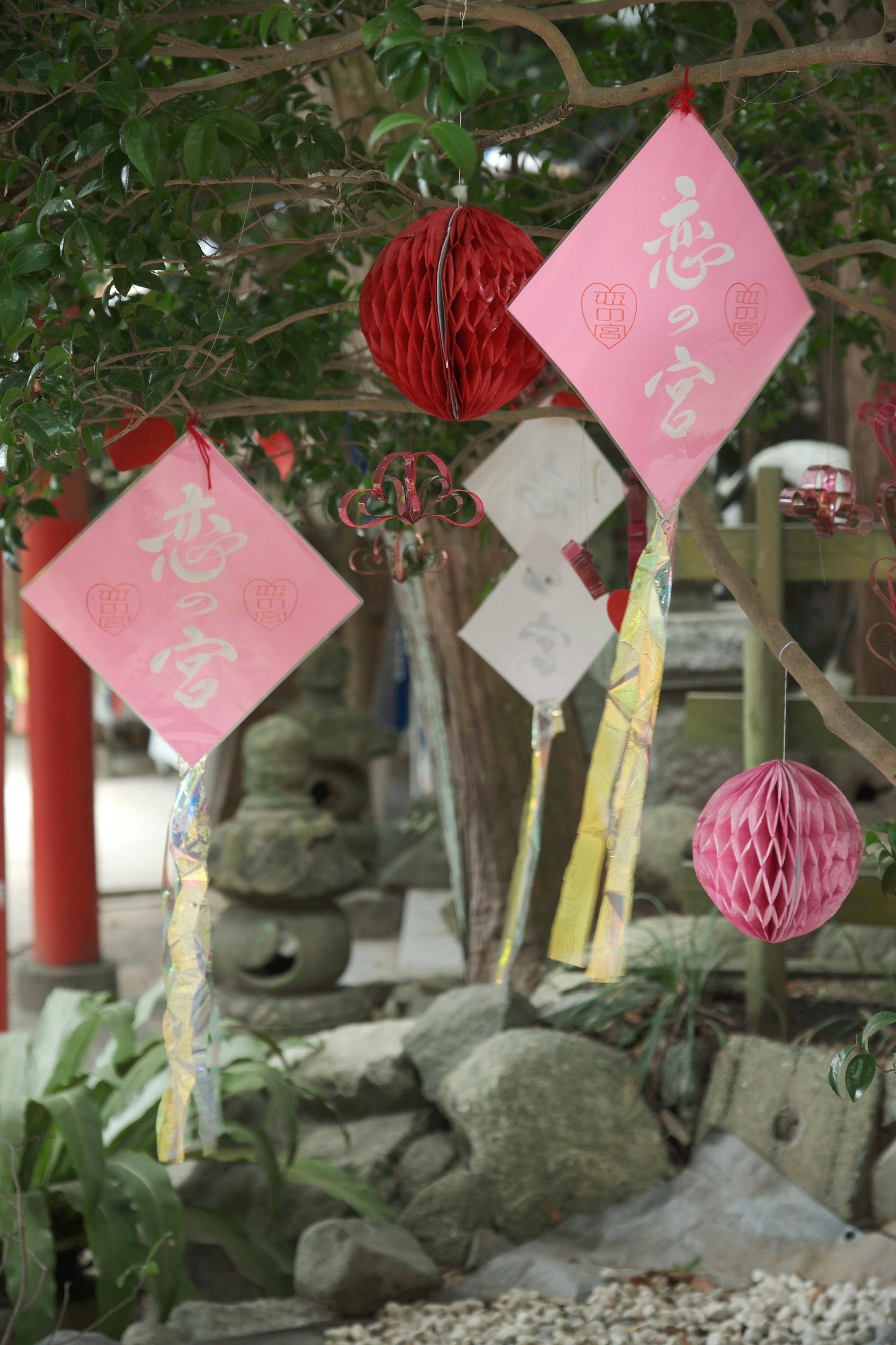 宮地嶽神社の風鈴とピンクの飾りが揺れる境内