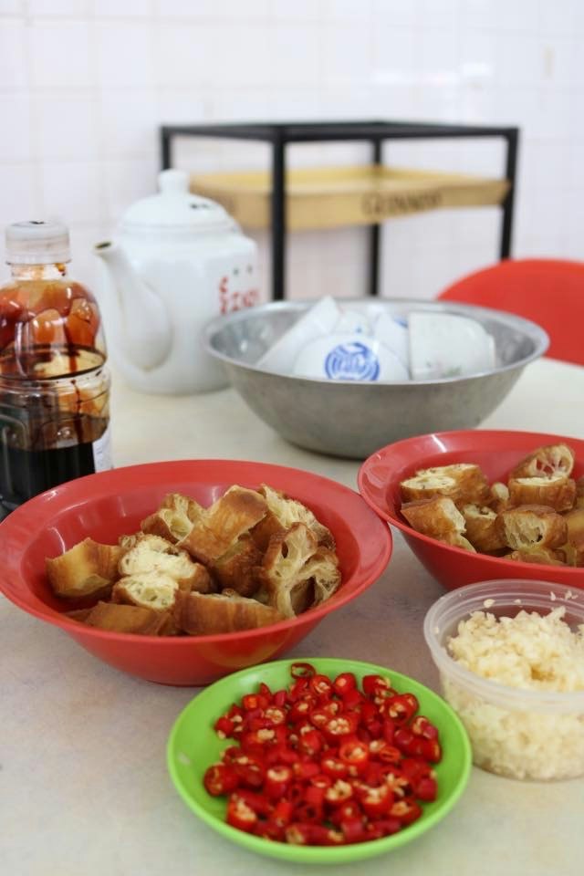 赤い器に盛られたマレーシア風の食材と調味料のテーブル