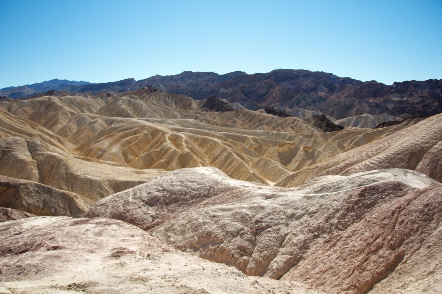 Paesaggio desertico secco con strati geologici colorati